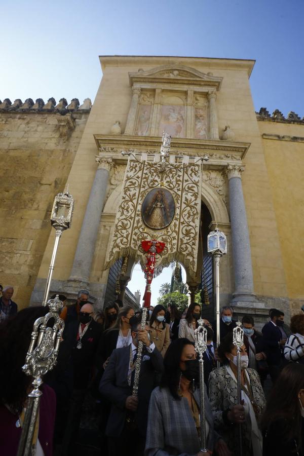 El traslado del simpecado del Rocío de Córdoba desde la Catdral, en imágenes