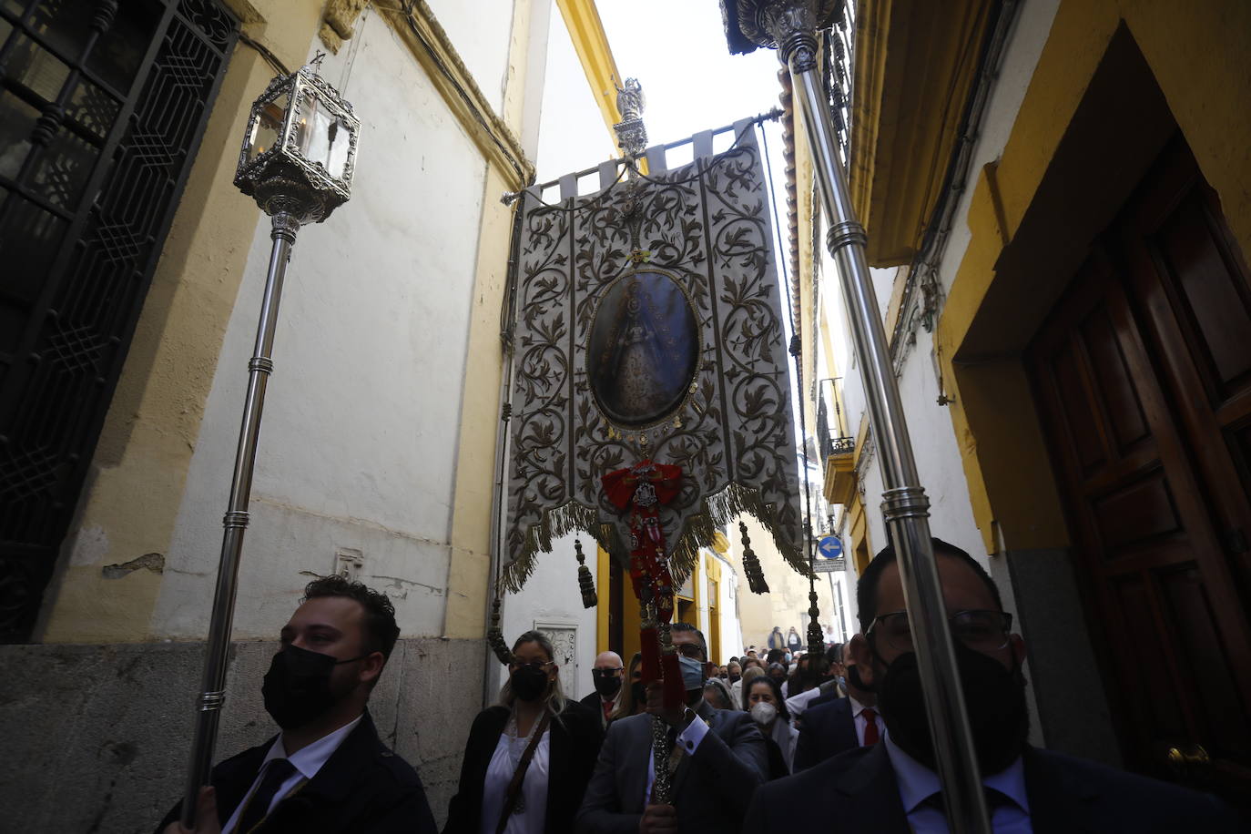 El traslado del simpecado del Rocío de Córdoba desde la Catdral, en imágenes