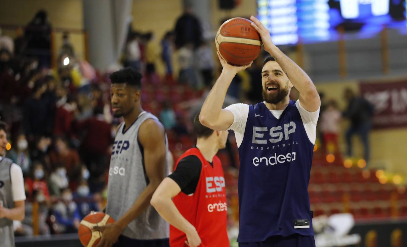 España de baloncesto sigue la puesta a punto este martes en Córdoba, en imágenes