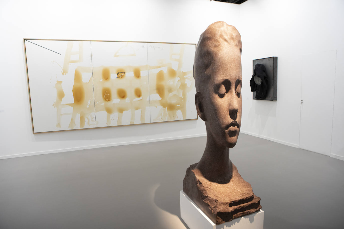 Una escultura de Jaume Plensa y un cuadro de Tàpies en el estand de Lelong