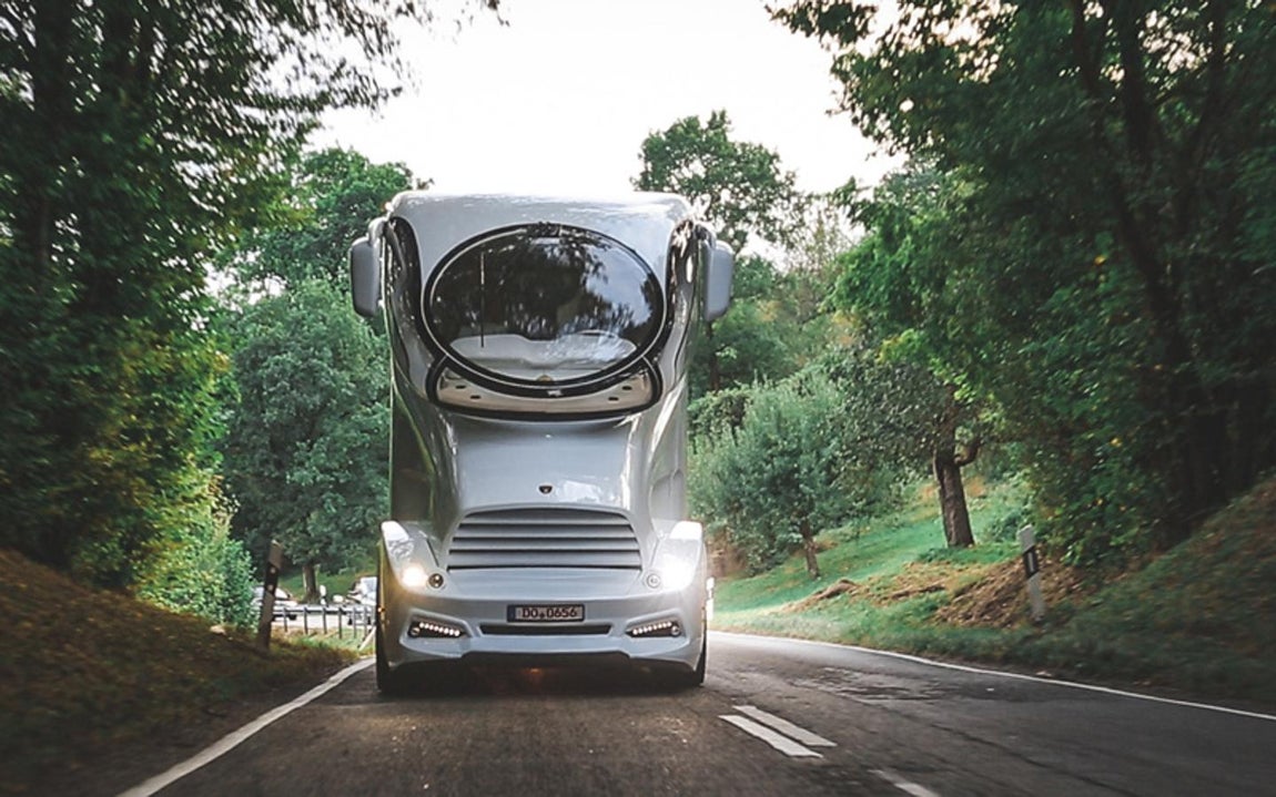 La autocaravana de lujo tan lujosa como un palacio. Dicho diseño cuenta con todo tipo de lujos y puede adquirirse por un precio de 3 millones de dólares. Según explican en su web, para su creación se han inspirado en el mundo de la aviación y la navegación para configurar lo que ellos llaman ‘una obra maestra’.