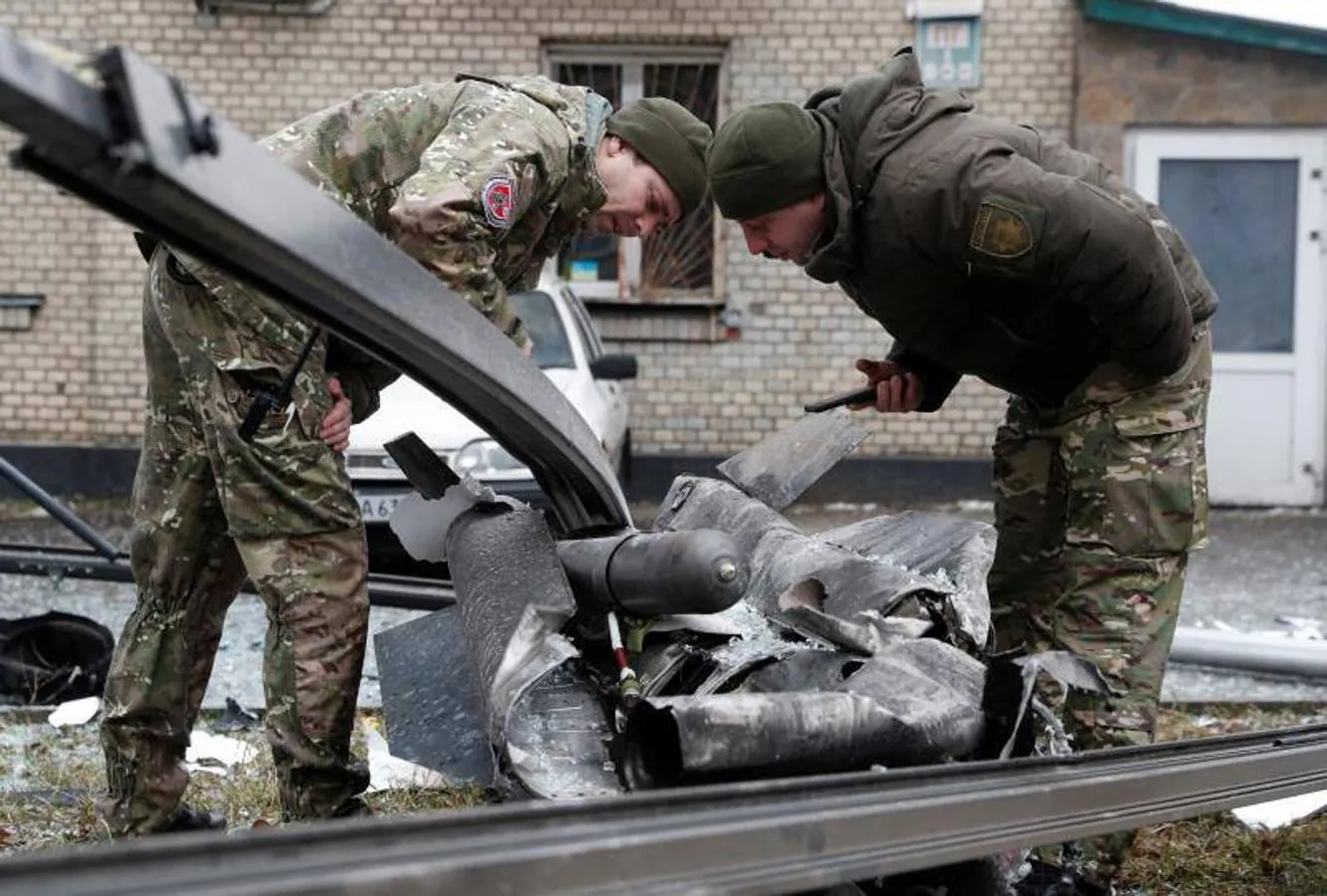 Oficiales de policía inspeccinan los restos de un misil en una calle de Kiev. 