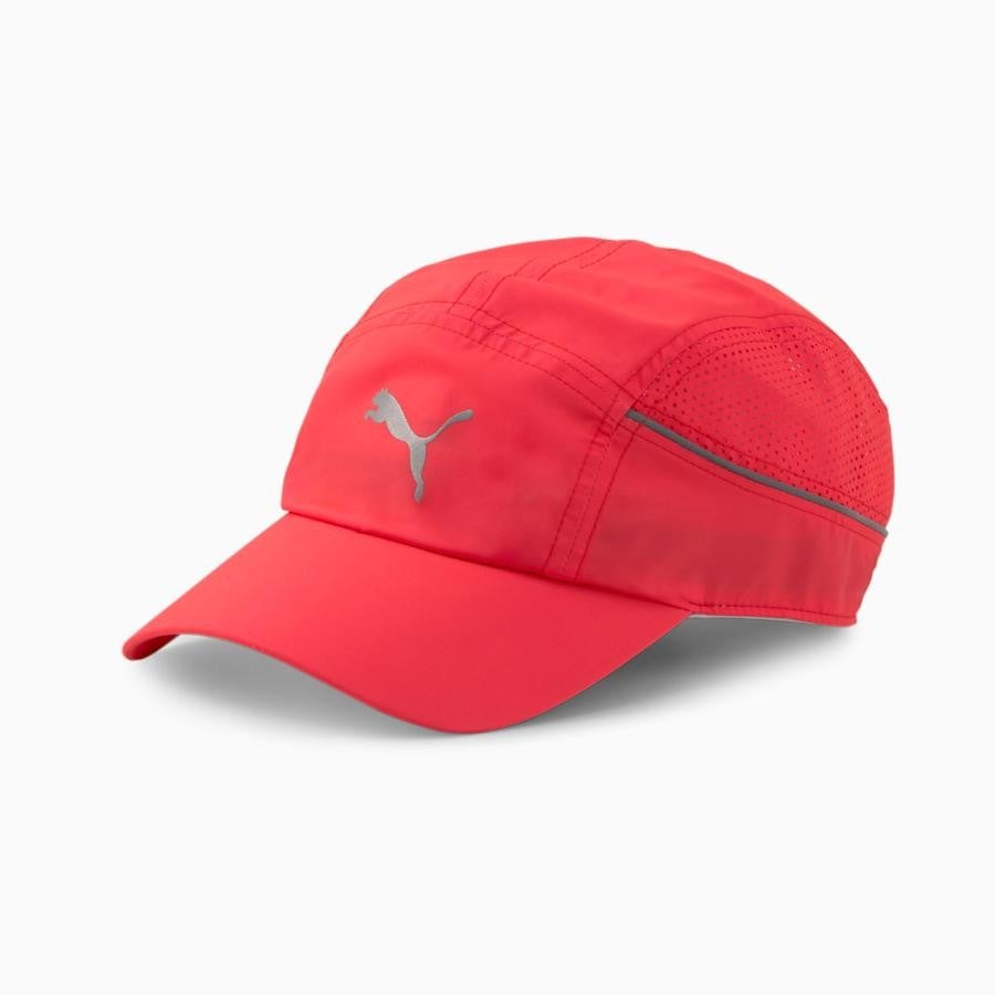 Puma. Gorra de running ligera naranja flúor, de Puma. Realizada en finos materiales que transpiran y se secan rápidamente. Precio: 21€.