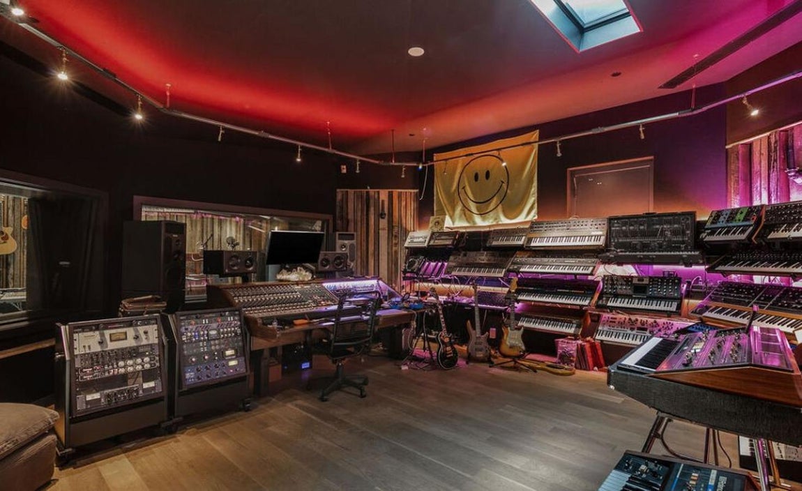 La mansión que Calvin Harris vende por 25 millones. En otra de las casas más pequeñas, concretamente la de dos pisos, el espacio se ha transformado en un estudio de grabación en donde el artista crea su magia y cuyo diseño no tiene nada que envidiar al de una discoteca.