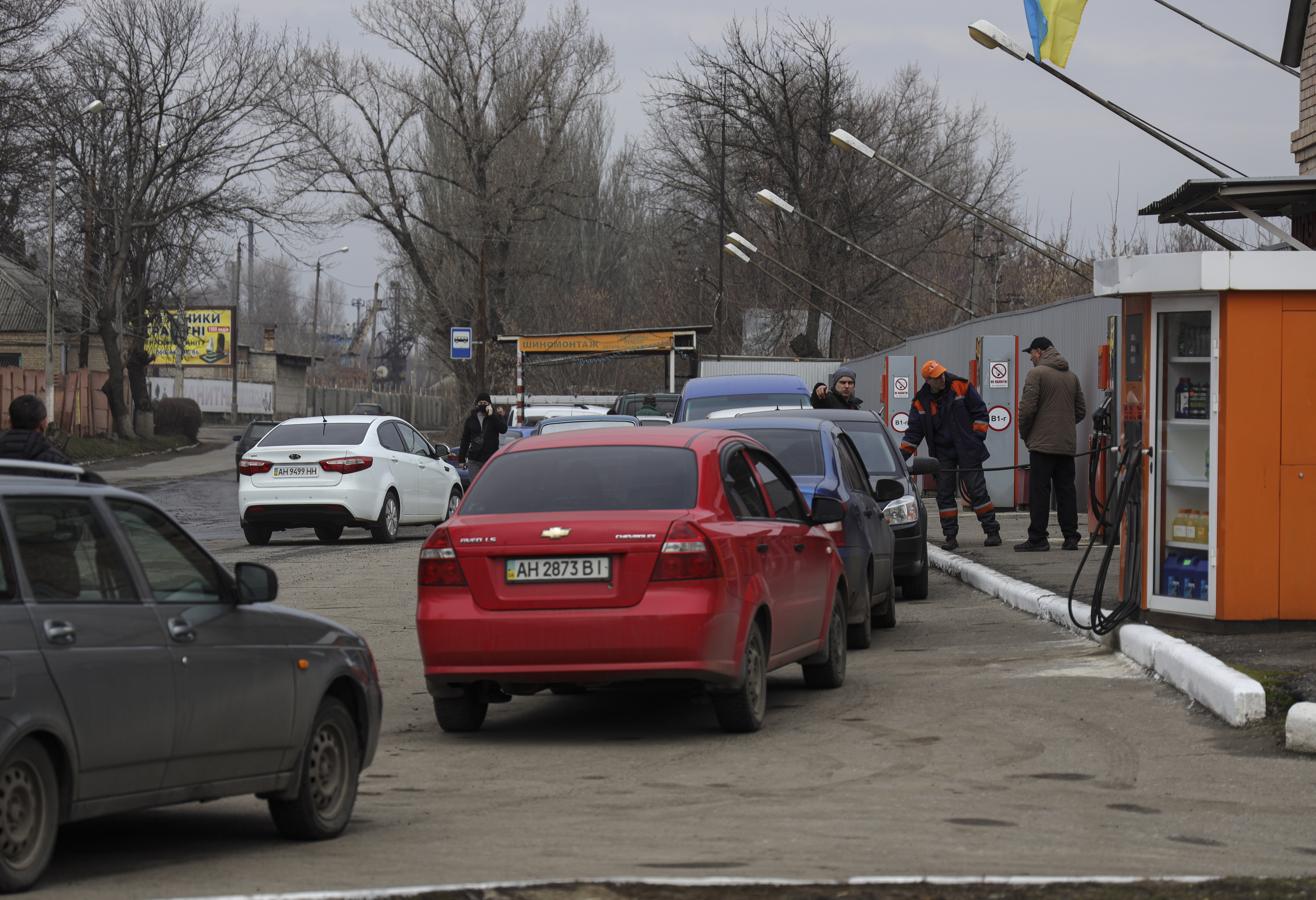 Los coches se agolpan en las gasolineras para repostar y huir del país. 