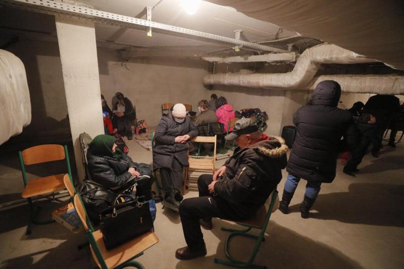 Un grupo de personas se refugia en el sótano de un colegio. 