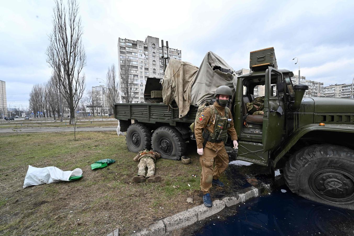 Los cuerpos de dos militares ucranianos en Kiev. 