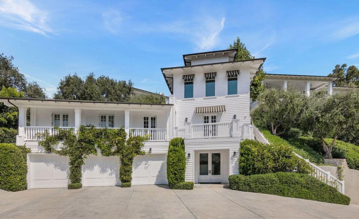 La mansión que Calvin Harris vende por 25 millones. Esta residencia situada en Beverly Hills posee un precio solo apto para los bolsillos de ciertos privilegiados: 25 millones de dólares. Pero viendo su estructura no es de extrañar dicha cifra, pues el DJ la adquirió en 2014 por 15 millones y la sometió a una completa reforma para ponerla a su gusto sin prescindir de ningún tipo de lujo.