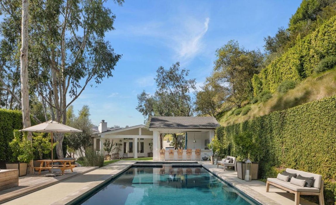 La mansión que Calvin Harris vende por 25 millones. Además de la casa principal, hay otras cuatro edificaciones algo más pequeñas, todas ellas rodeadas de una vasta vegetación que le permite la tan deseada independencia. No falta una amplia piscina y varios cenadores además de distintos rincones en los que desconectar.
