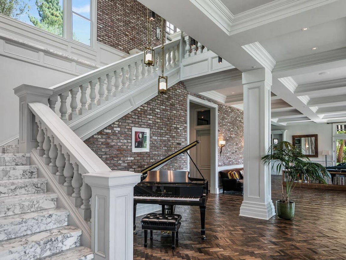 La mansión que Calvin Harris vende por 25 millones. Aunque en el exterior el aspecto sea similar al de una casa colonial, el interior es toda una sorpresa con acabados vanguardistas y mezcla de materiales. Un diseño de la mano de los Altman Brothers, dos de los diseñadores más prestigiosos de Los Angeles.