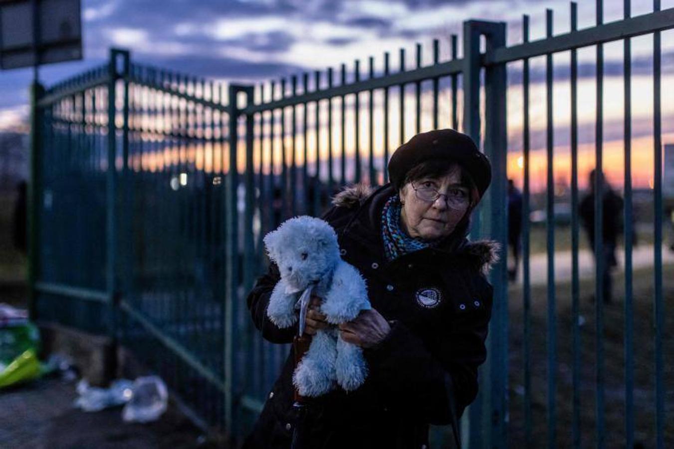 Una mujer ucraniana sostiene un oso de peluche en el cruce fronterizo peatonal de Medyka, en el este de Polonia. 