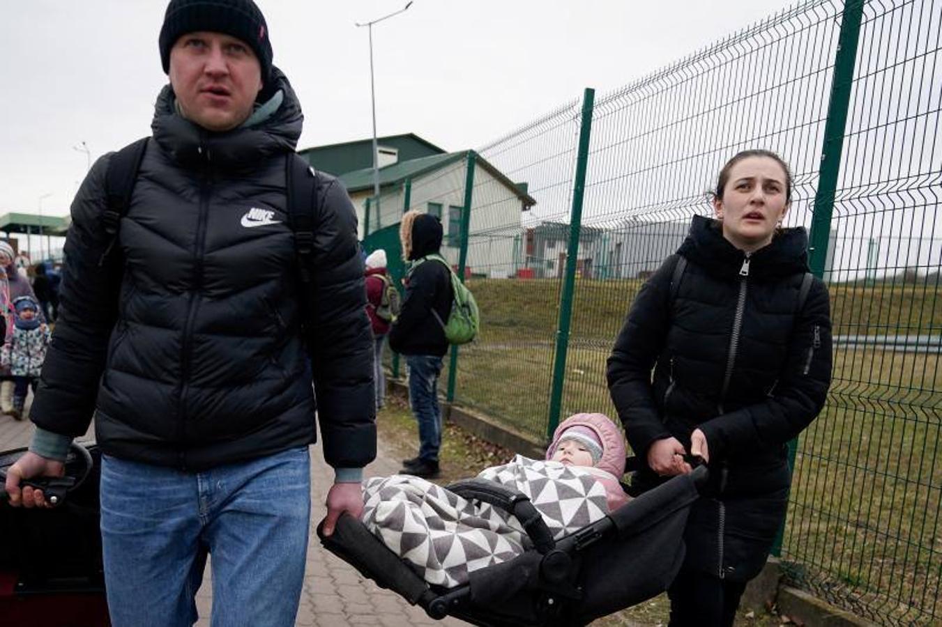 Una familia huye de la violencia en Ucrania, a través de la frontera con Polonia. 