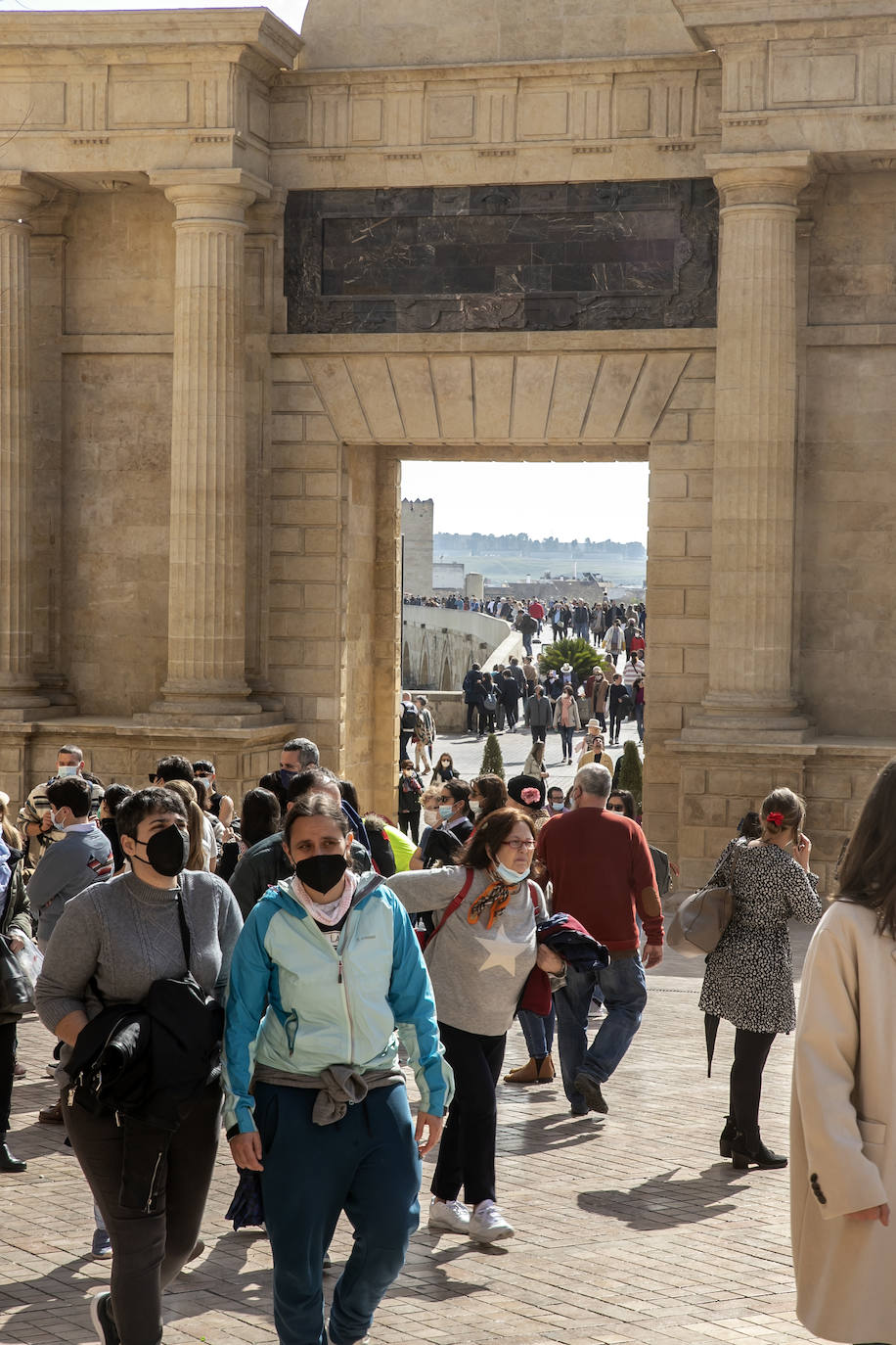 Los turistas el primer día del Puente de Andalucía en Córdoba, en imágenes