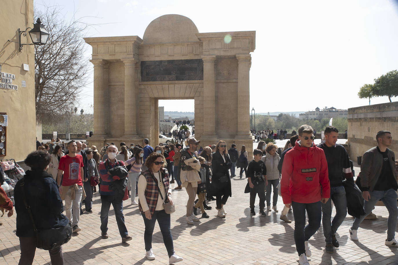 Los turistas el primer día del Puente de Andalucía en Córdoba, en imágenes