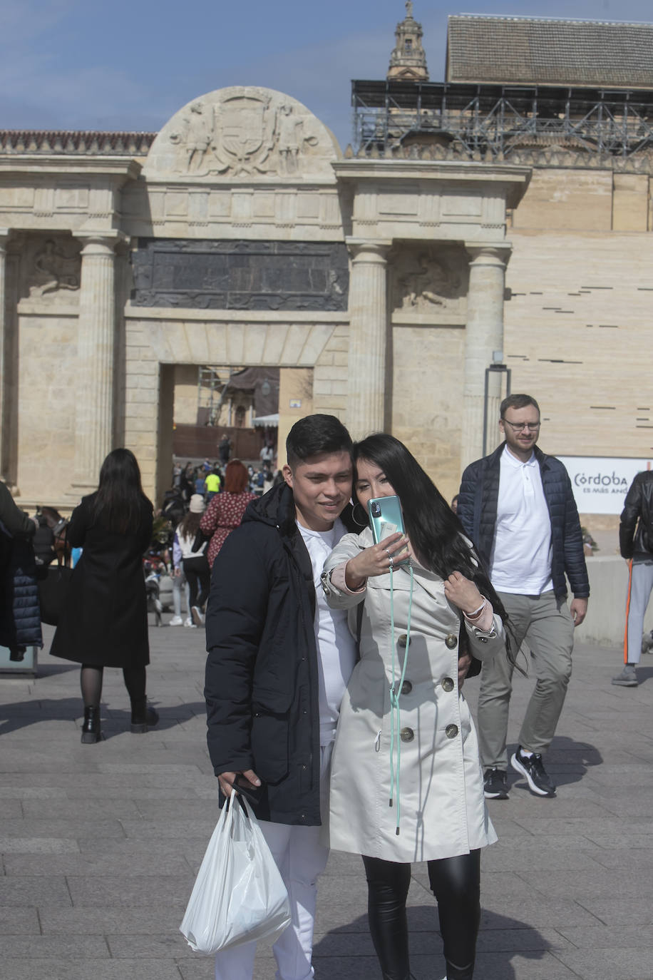 Los turistas el primer día del Puente de Andalucía en Córdoba, en imágenes