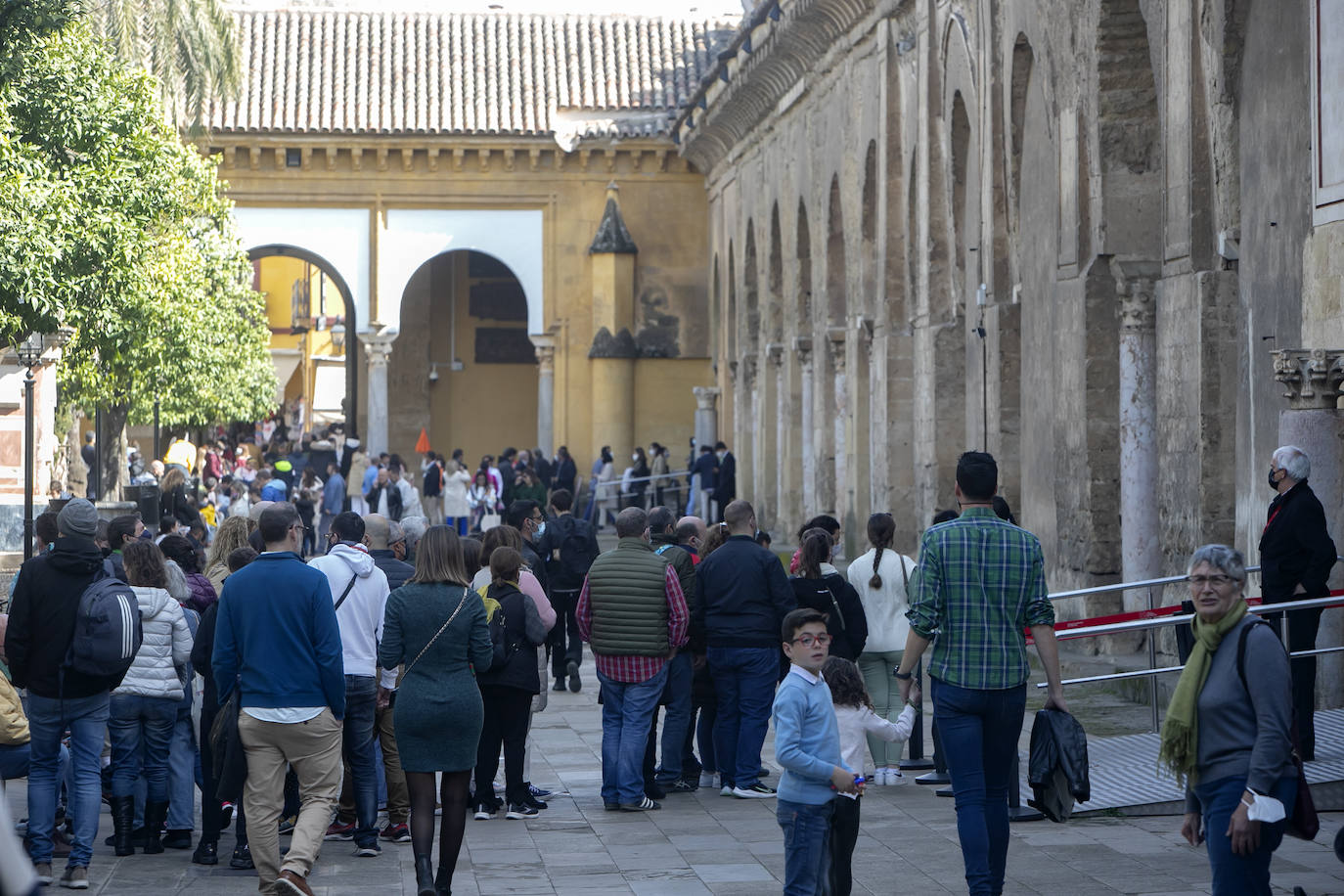 Los turistas el primer día del Puente de Andalucía en Córdoba, en imágenes