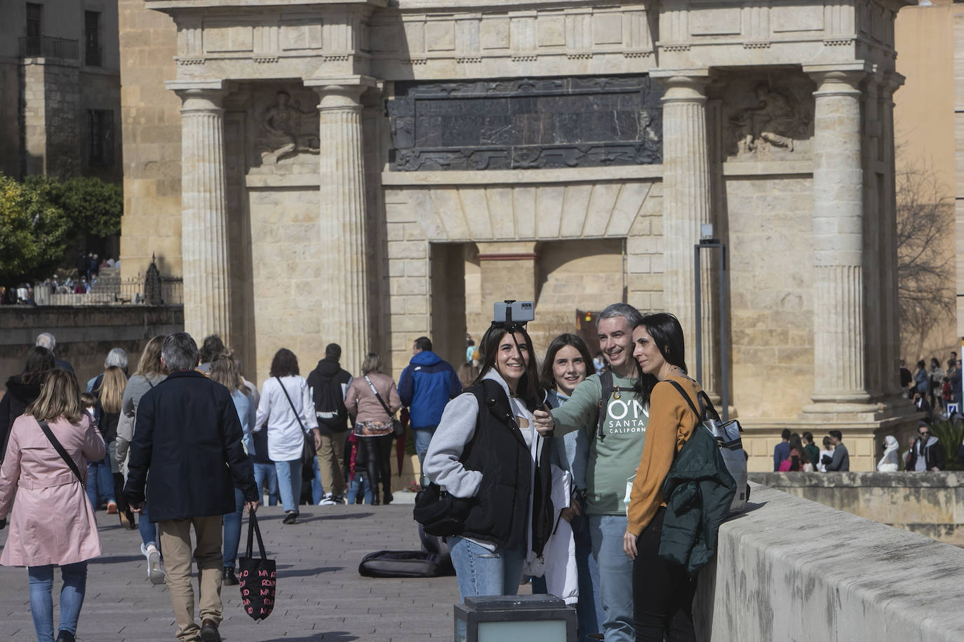 Los turistas el primer día del Puente de Andalucía en Córdoba, en imágenes