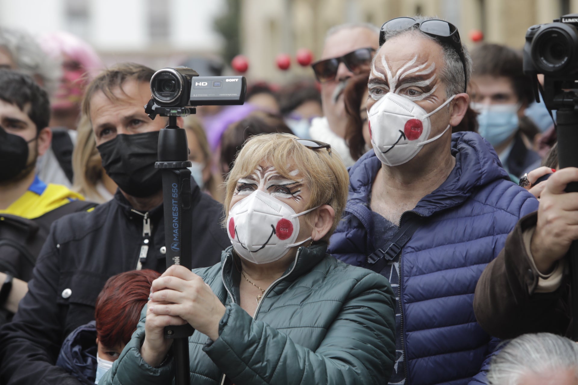 En imágenes: Cádiz vuelve a pintarse los coloretes un sábado de carnaval