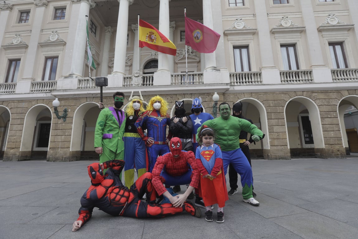 En imágenes: Cádiz vuelve a pintarse los coloretes un sábado de carnaval