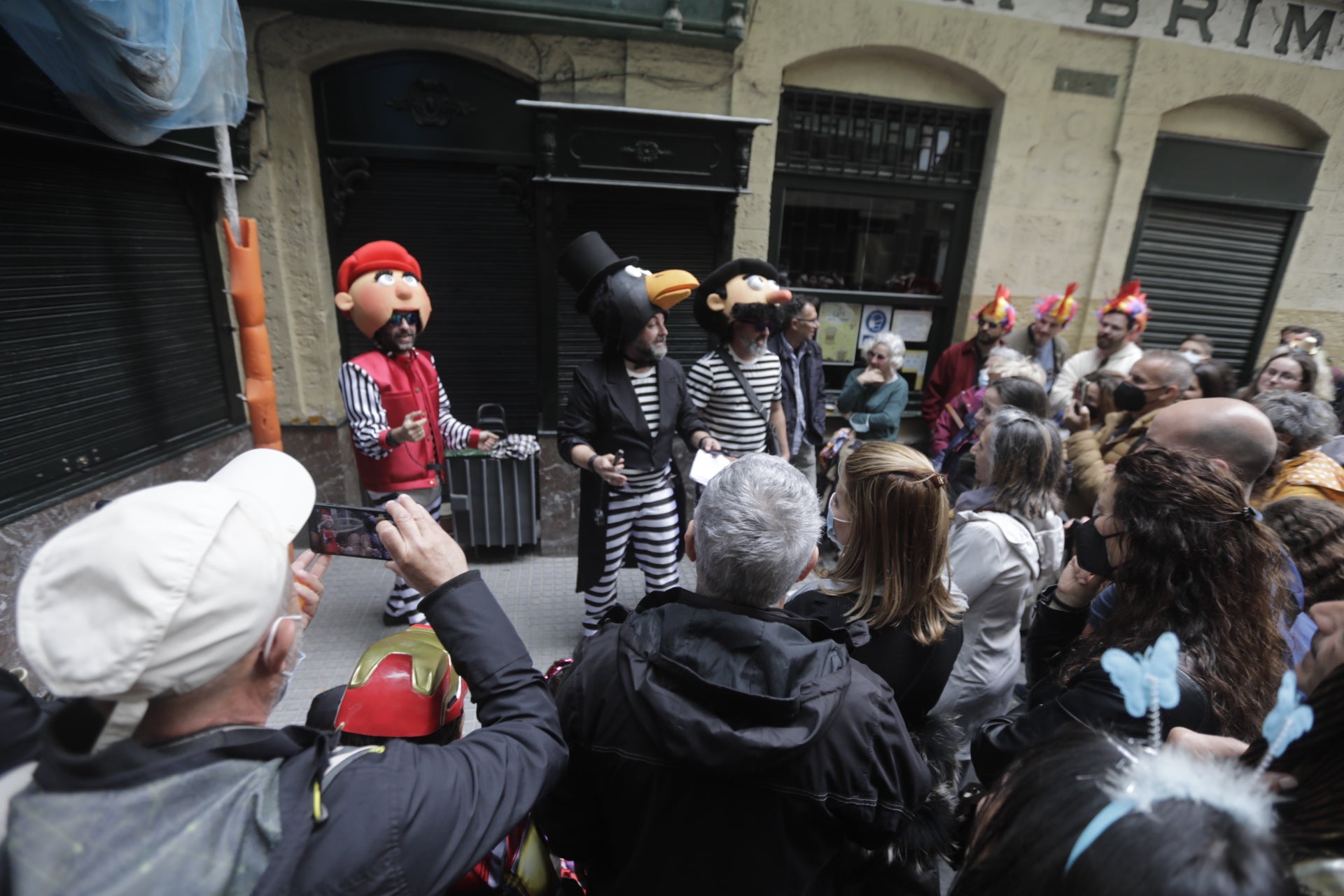 En imágenes: Cádiz vuelve a pintarse los coloretes un sábado de carnaval