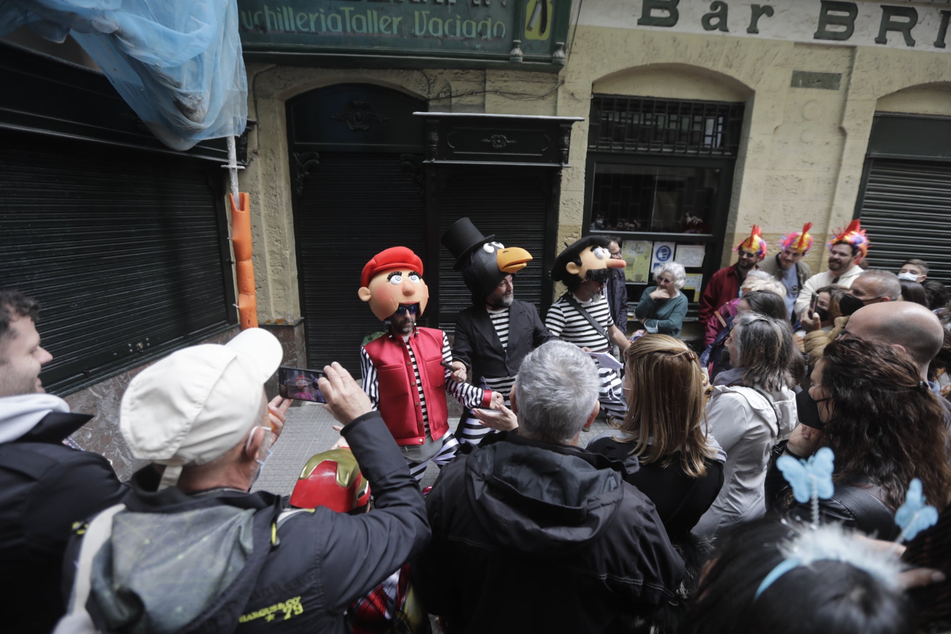 En imágenes: Cádiz vuelve a pintarse los coloretes un sábado de carnaval