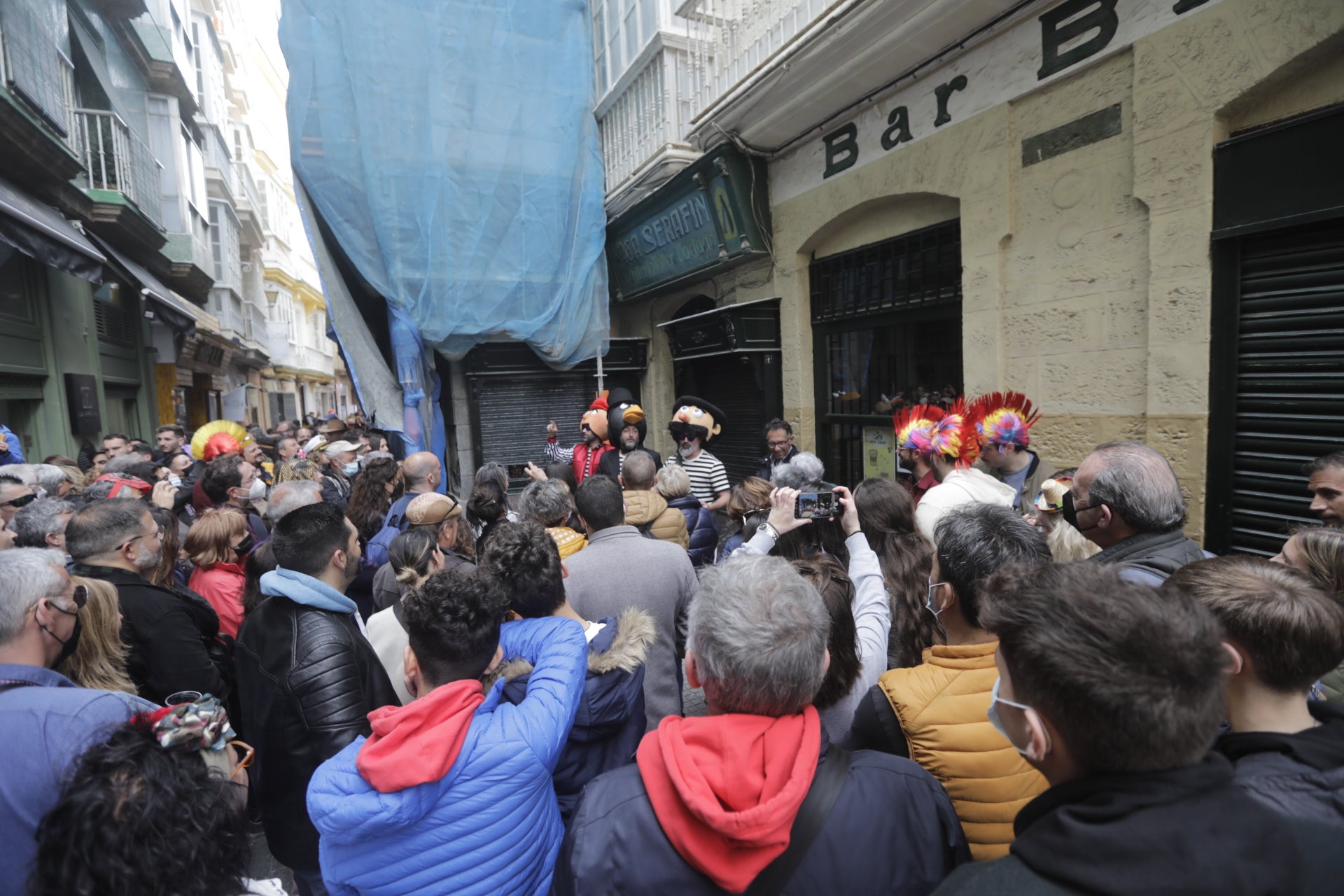 En imágenes: Cádiz vuelve a pintarse los coloretes un sábado de carnaval