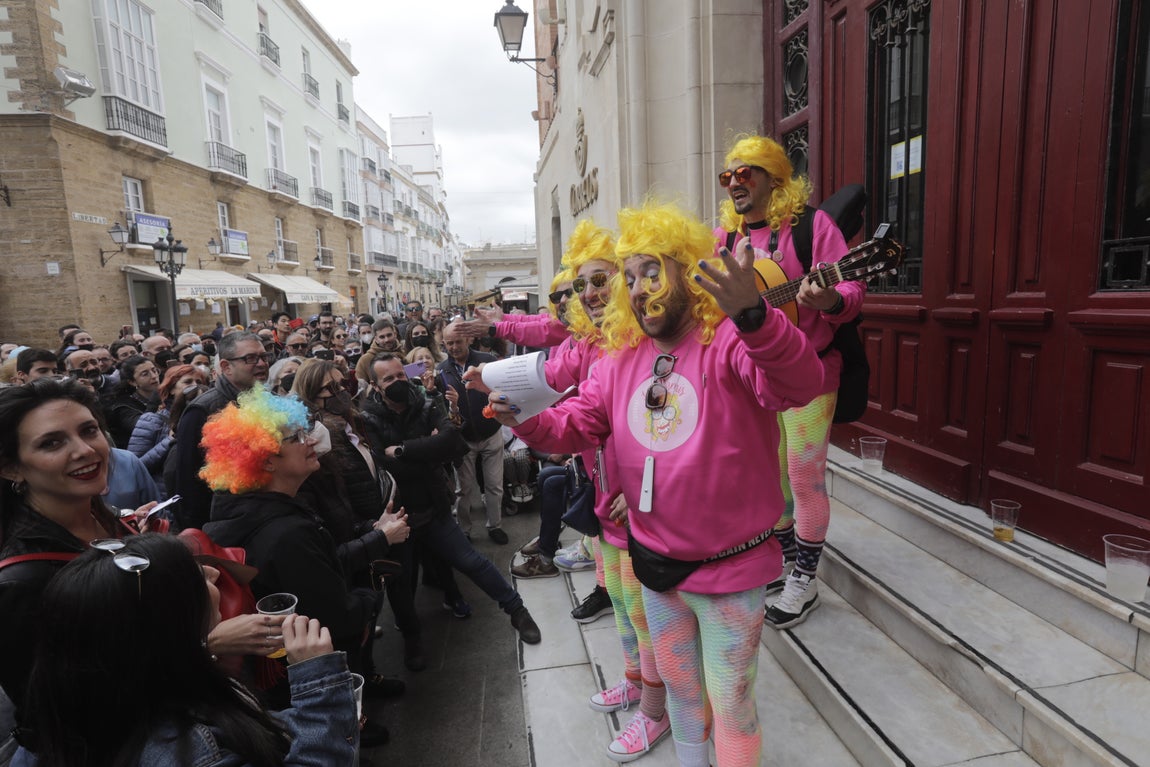 En imágenes: Cádiz vuelve a pintarse los coloretes un sábado de carnaval