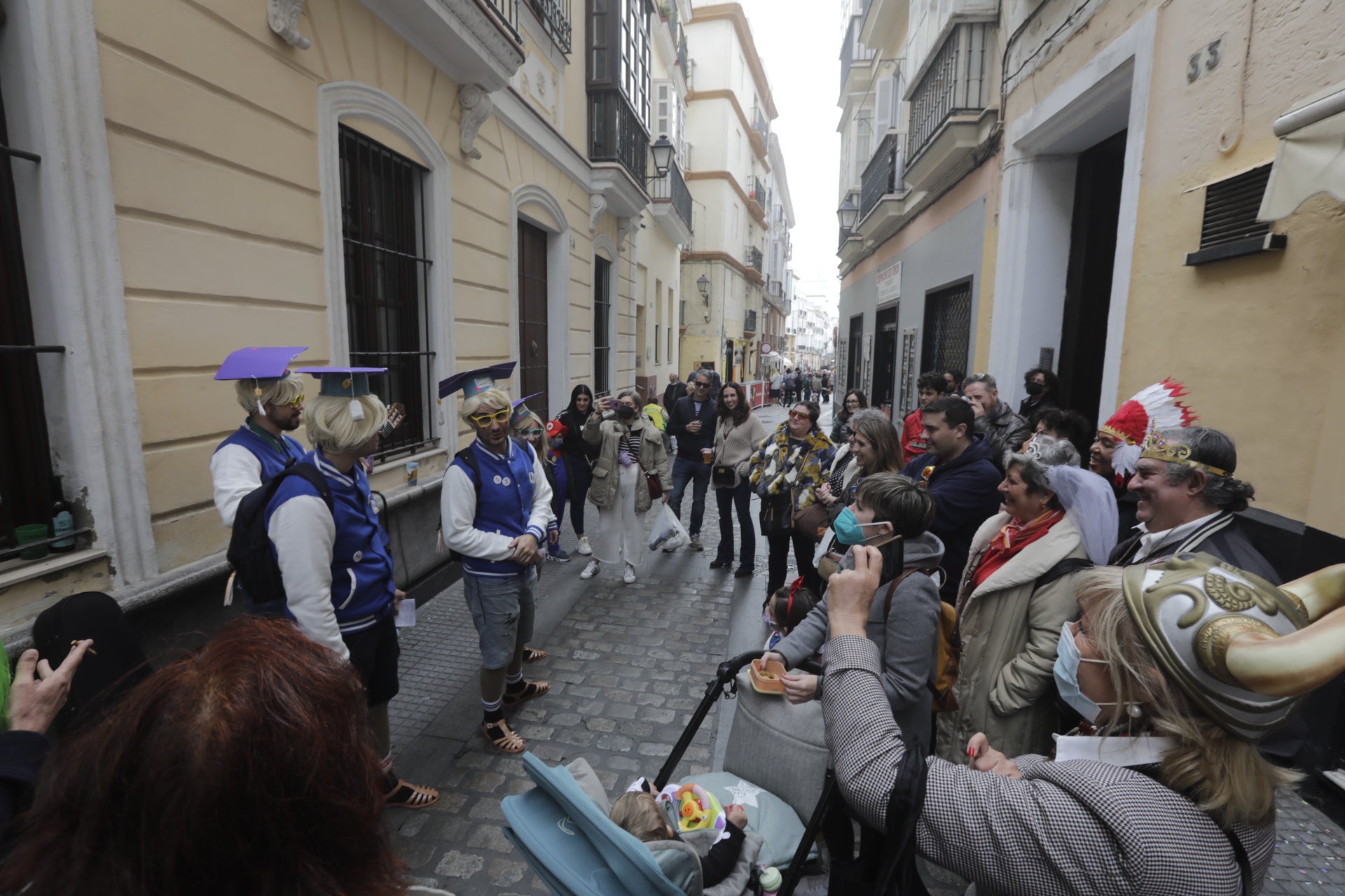 En imágenes: Cádiz vuelve a pintarse los coloretes un sábado de carnaval