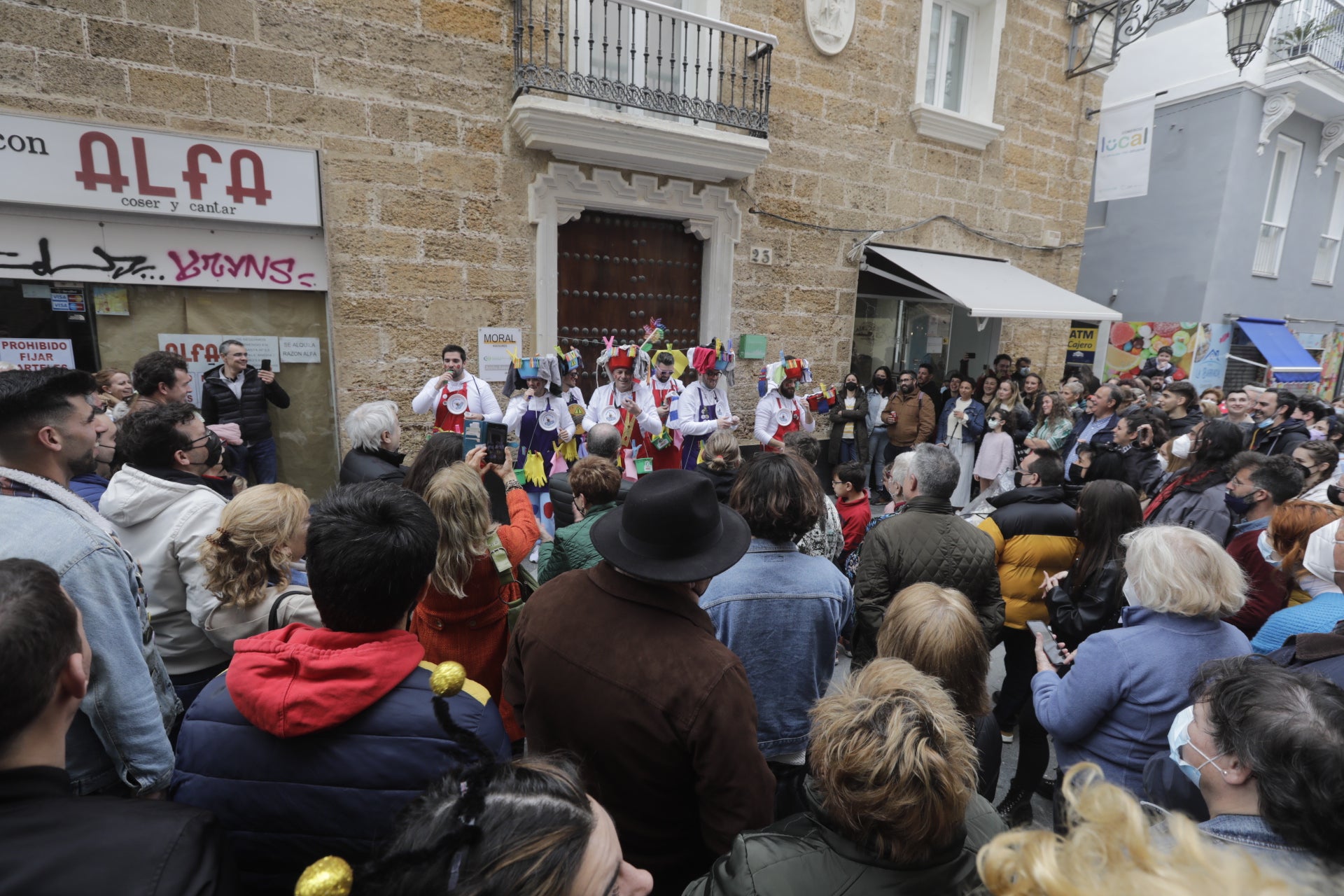 En imágenes: Cádiz vuelve a pintarse los coloretes un sábado de carnaval