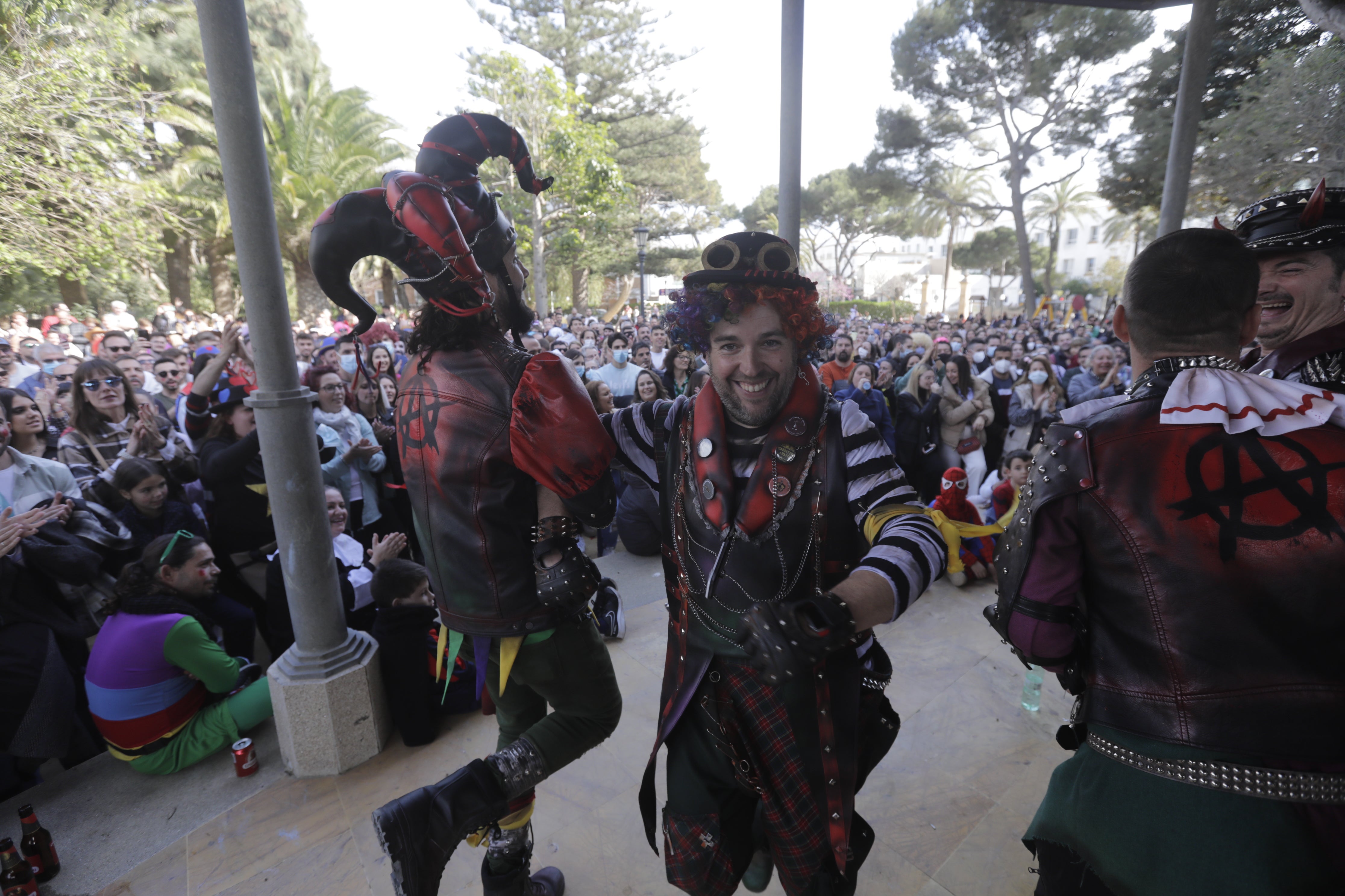 En imágenes: Cádiz se ilumina con coplas en su domingo de carnaval