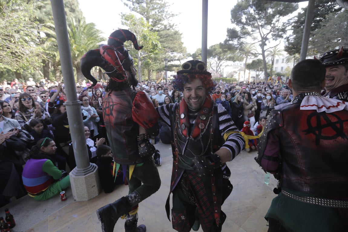 En imágenes: Cádiz se ilumina con coplas en su domingo de carnaval