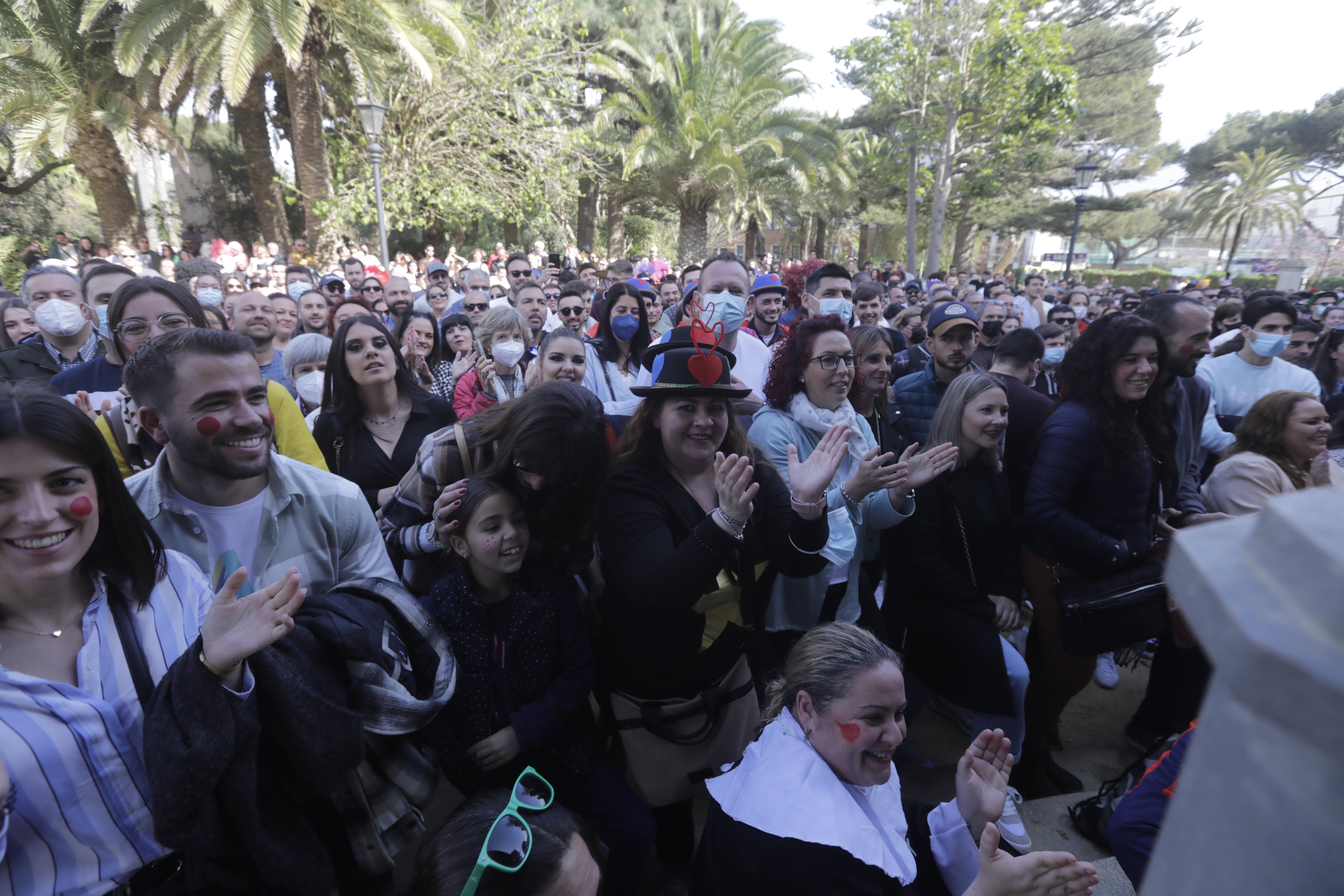 En imágenes: Cádiz se ilumina con coplas en su domingo de carnaval