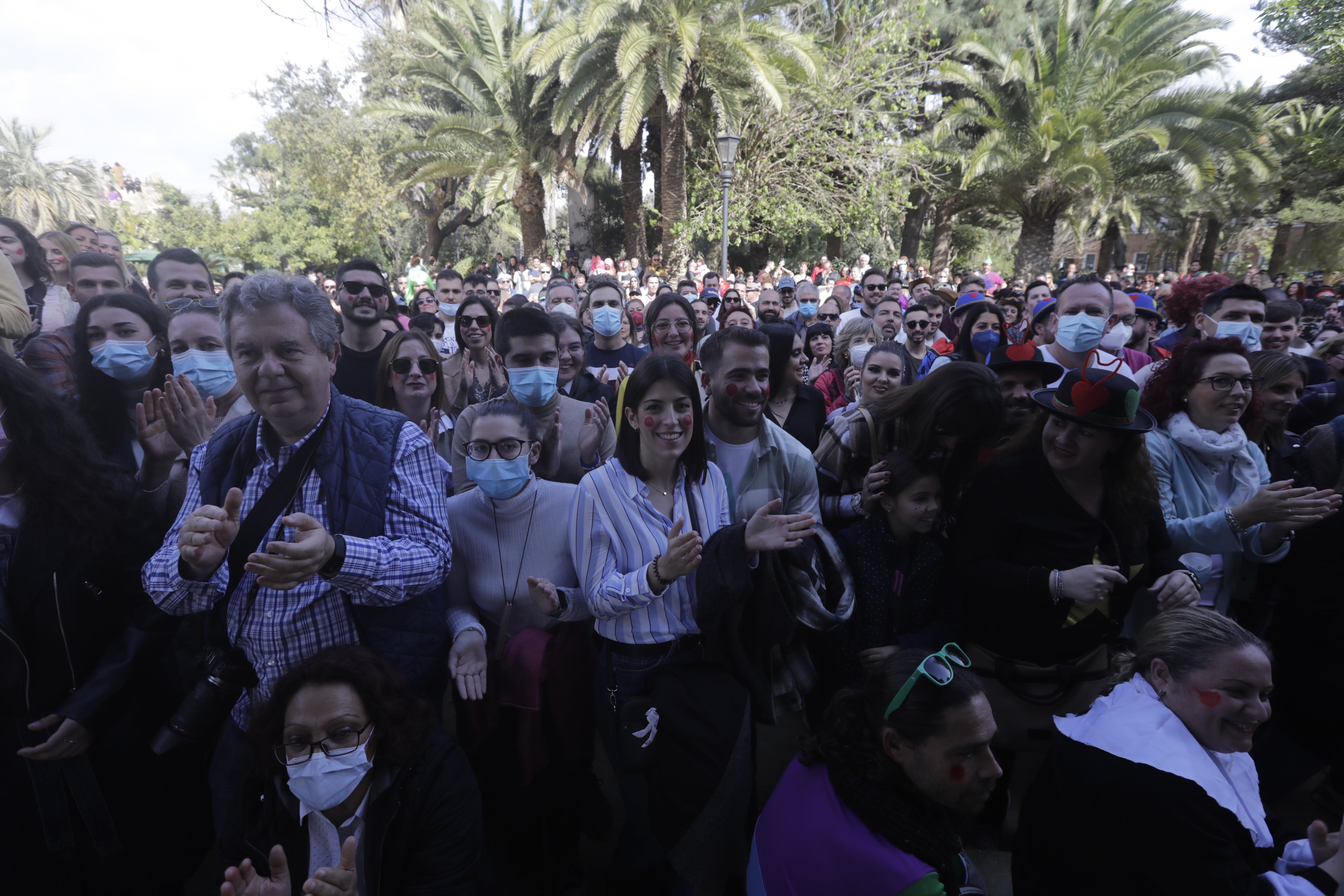 En imágenes: Cádiz se ilumina con coplas en su domingo de carnaval