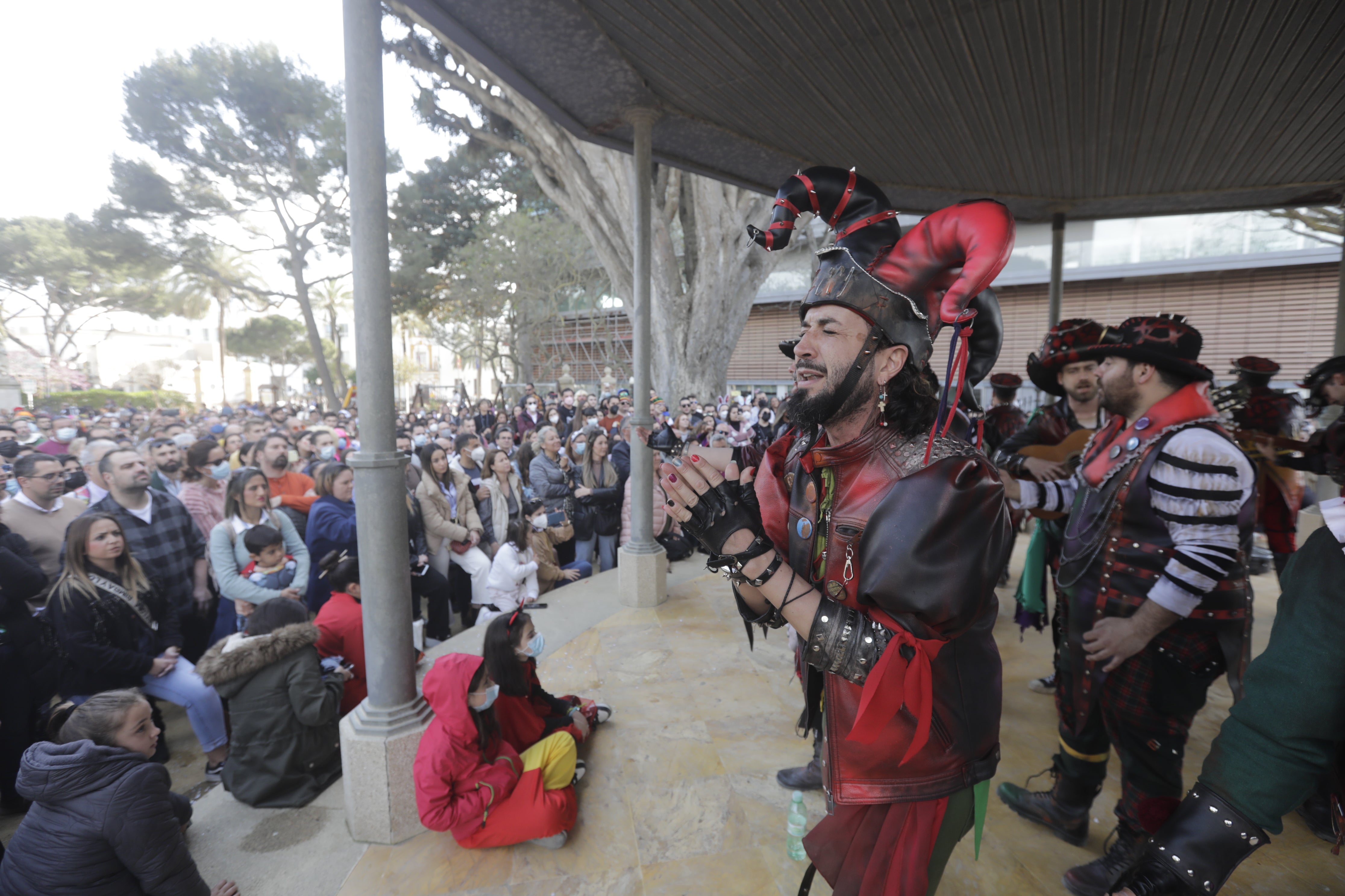 En imágenes: Cádiz se ilumina con coplas en su domingo de carnaval