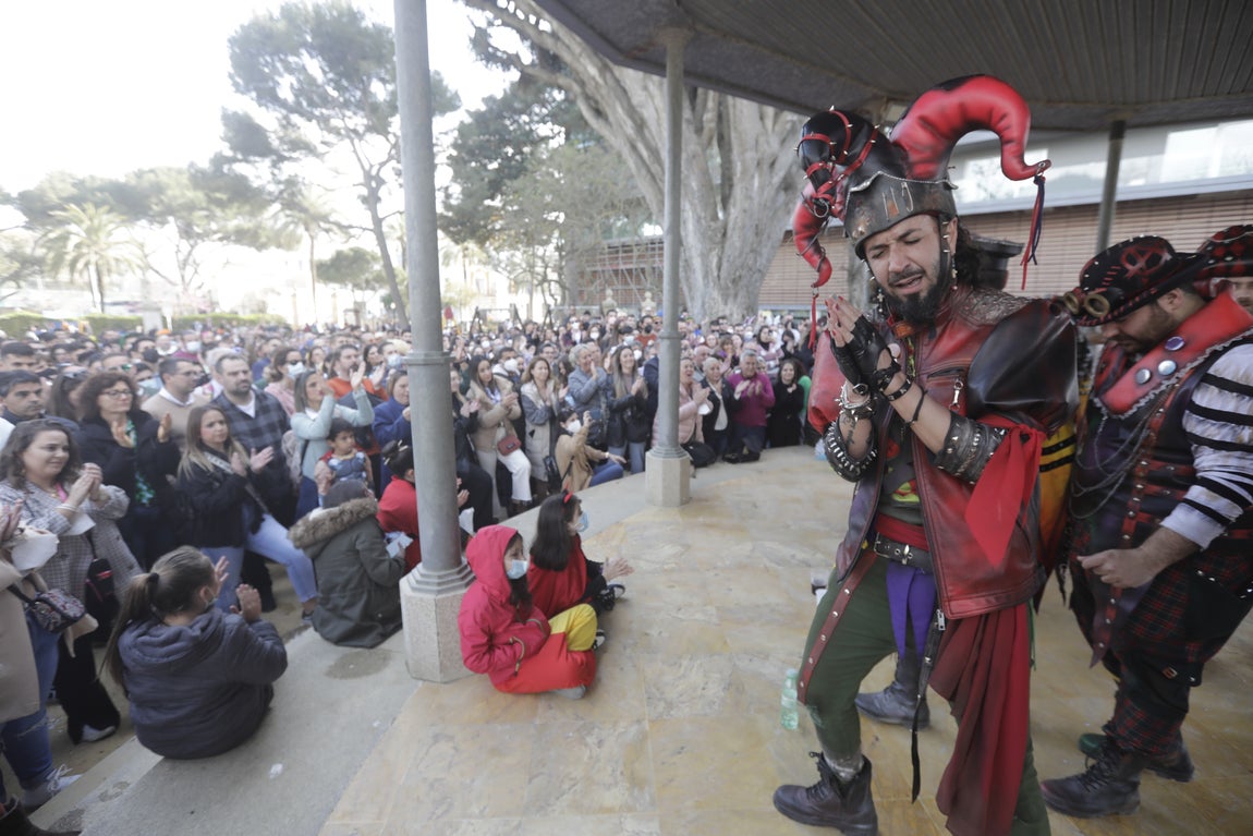 En imágenes: Cádiz se ilumina con coplas en su domingo de carnaval