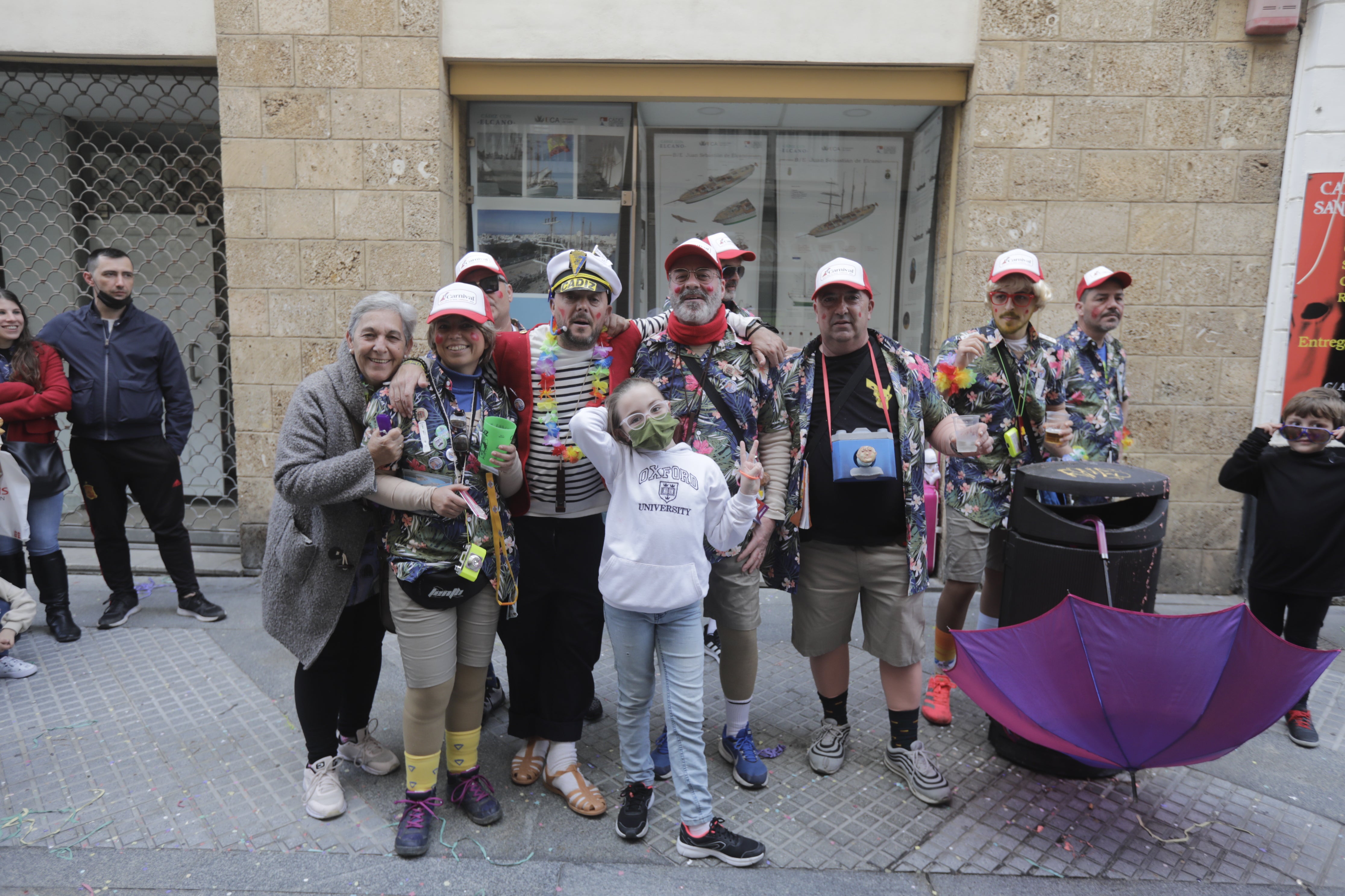 En imágenes: Cádiz se ilumina con coplas en su domingo de carnaval