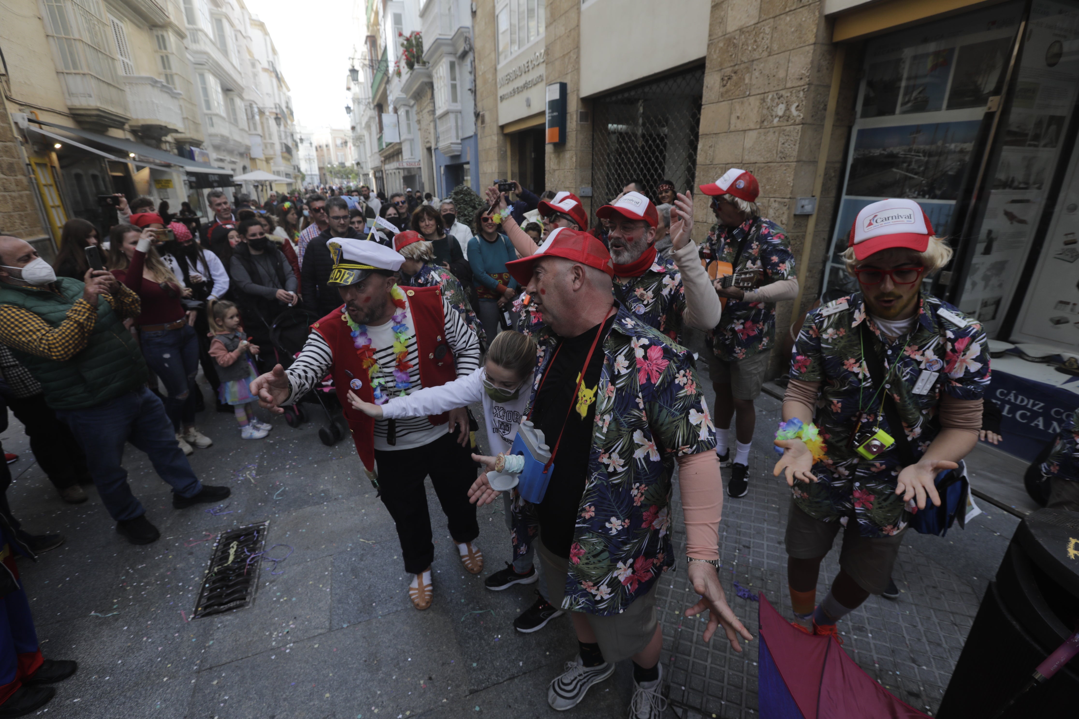 En imágenes: Cádiz se ilumina con coplas en su domingo de carnaval