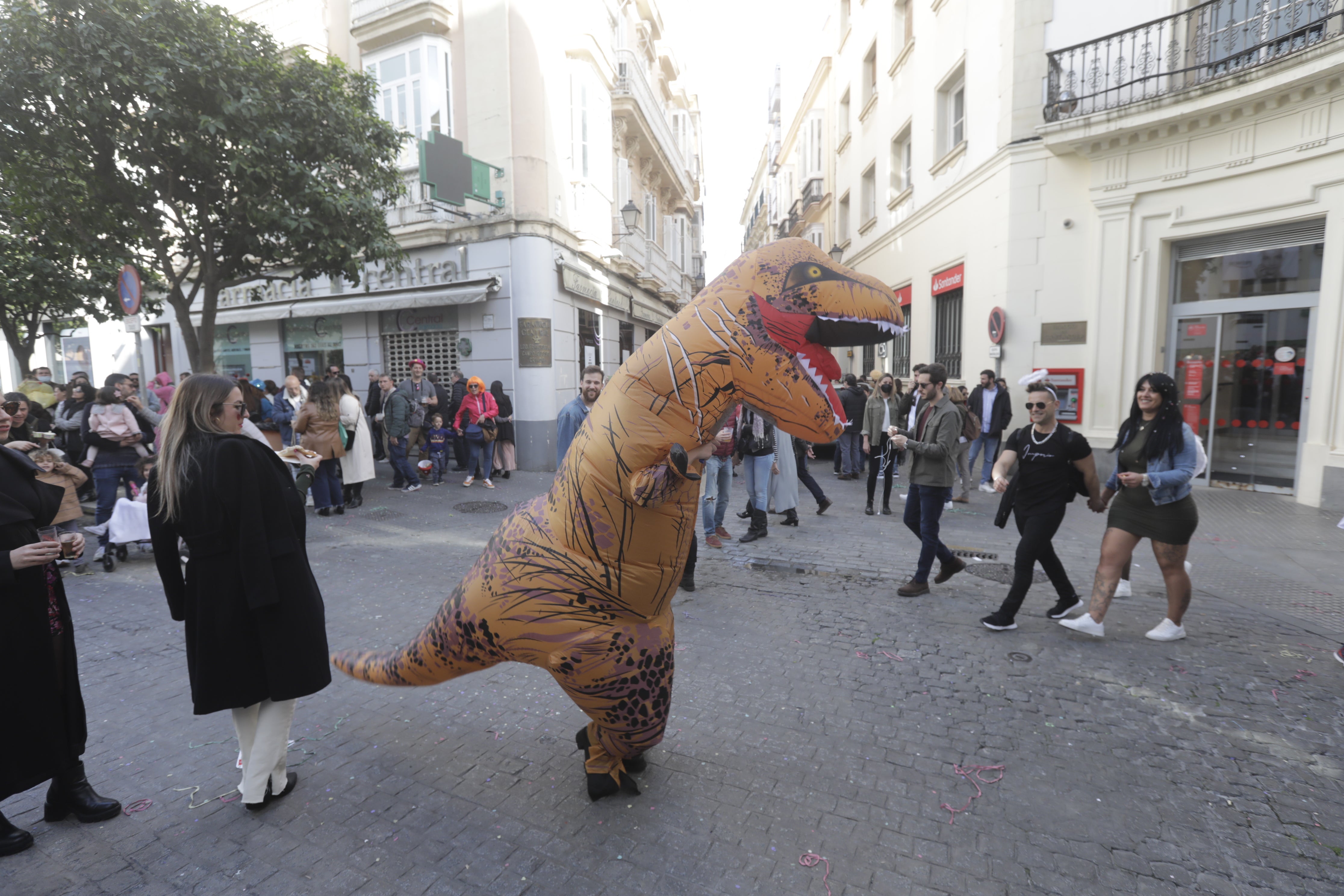 En imágenes: Cádiz se ilumina con coplas en su domingo de carnaval