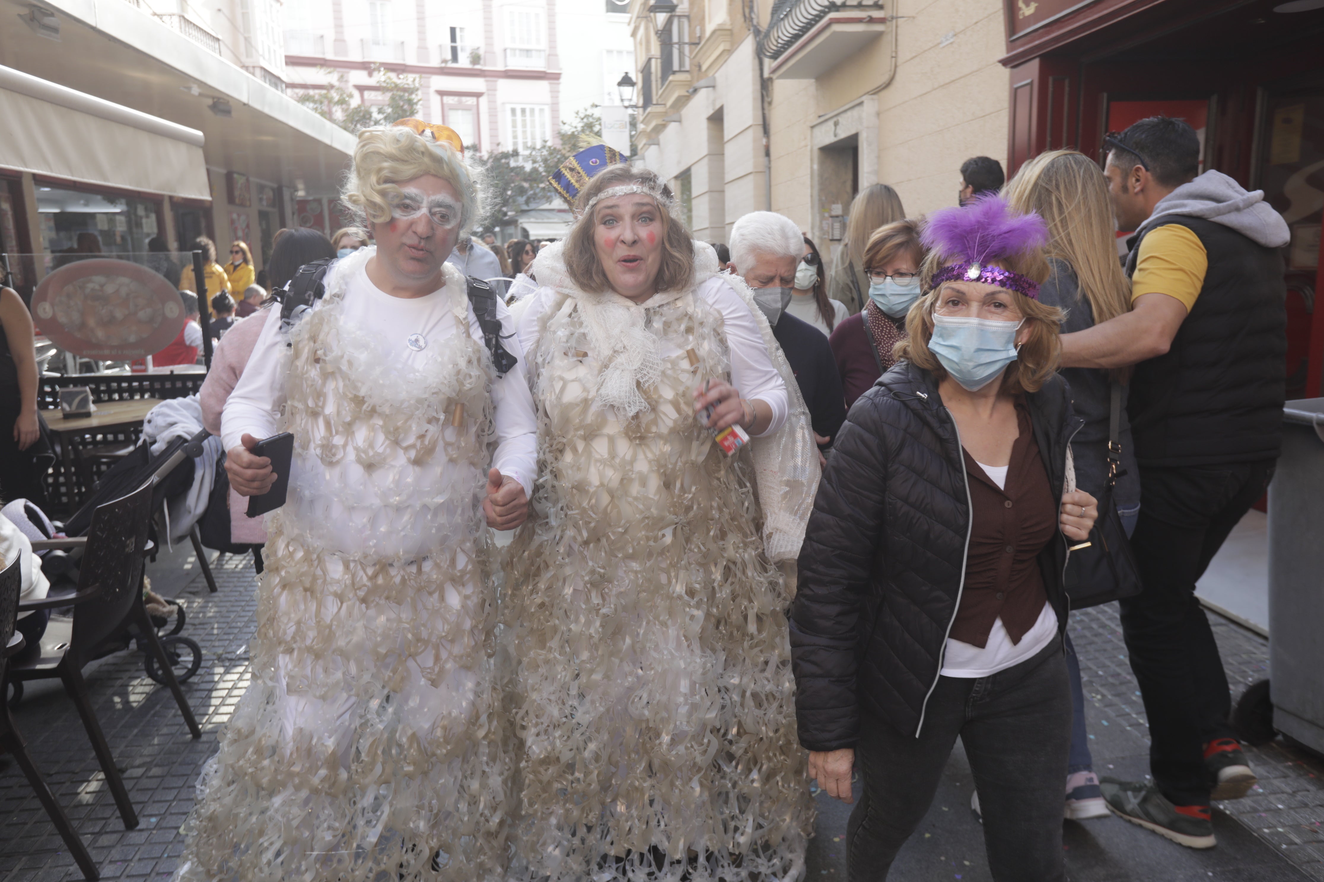 En imágenes: Cádiz se ilumina con coplas en su domingo de carnaval