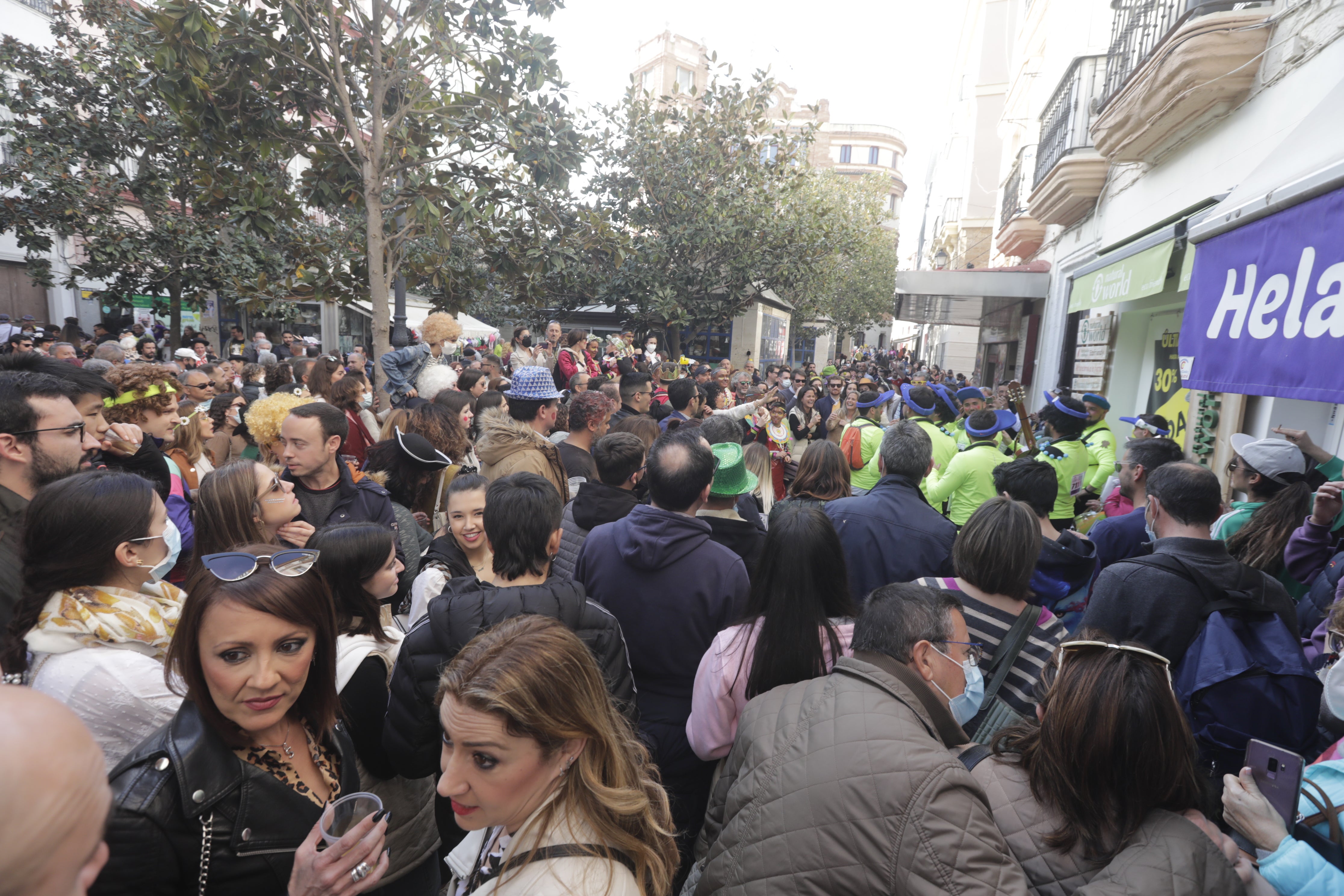 En imágenes: Cádiz se ilumina con coplas en su domingo de carnaval