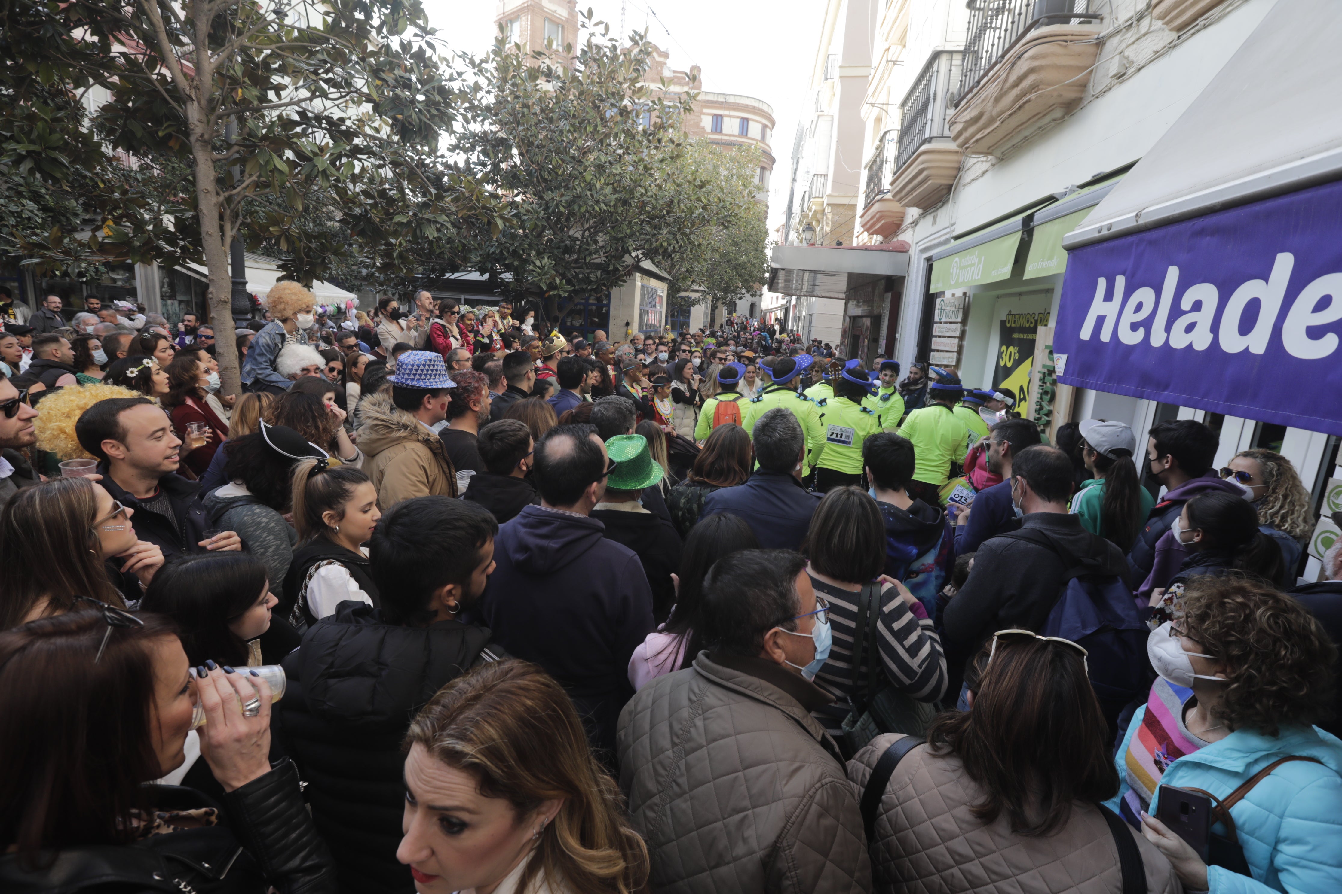 En imágenes: Cádiz se ilumina con coplas en su domingo de carnaval