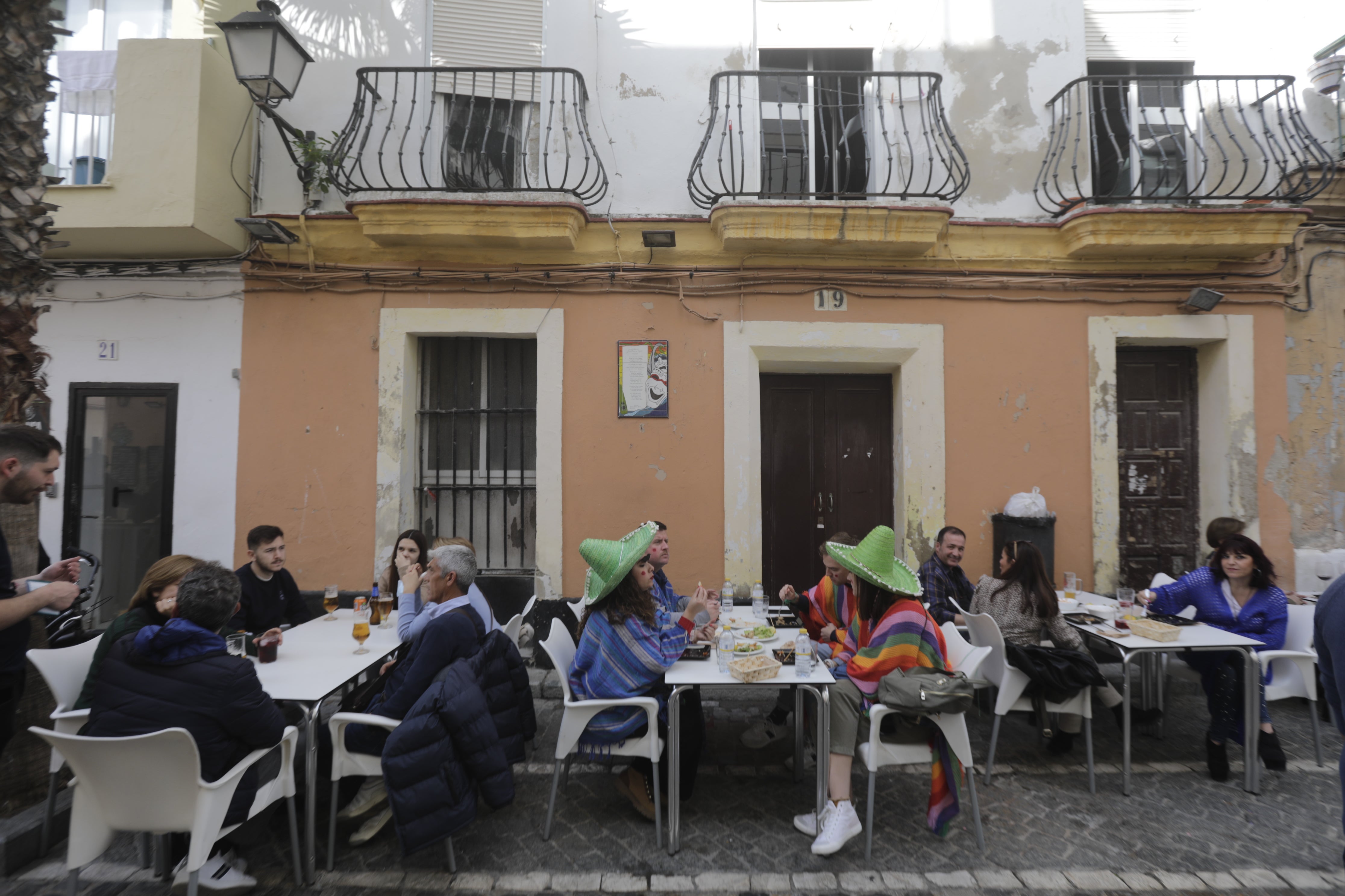 En imágenes: Cádiz se ilumina con coplas en su domingo de carnaval