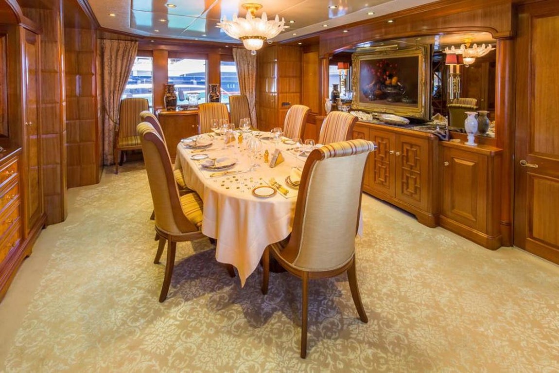 Lady Anastasia, el yate ruso que un marinero ucraniano intentó hundir. Aunque el exterior posea un aspecto más moderno y minimalista, el interior es todo lo contrario. Un viaje al pasado con aires vintage gracias a la madera lacada de las paredes y moobiliario y moqueta en el suelo. No faltan tampoco las lámparas de araña y obras de arte en cada rincón, cimi su de un museo se tratase.