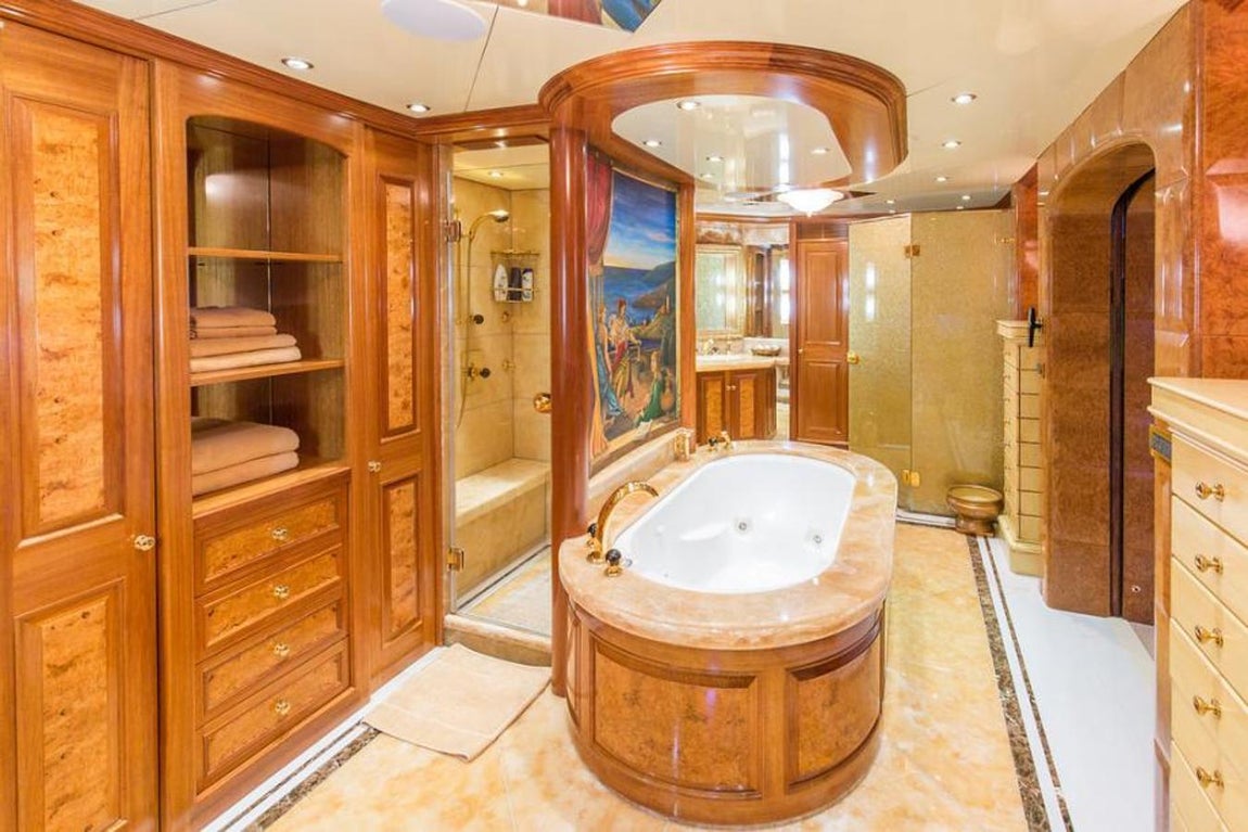 Lady Anastasia, el yate ruso que un marinero ucraniano intentó hundir. El baño de la suite principal también es más amplio y además de la ducha tiene una bañera con hidromasaje.