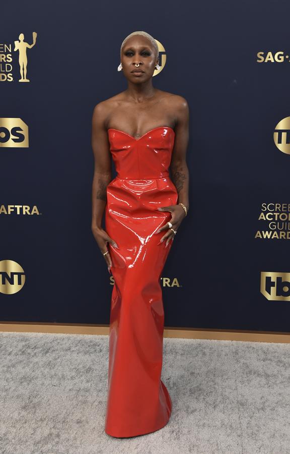 Cynthia Erivo - Los mejores looks de los SAG Awards 2022. Optó por un diseño de charol con escote palabra de honor de Louis Vuitton donde el color rojo hizo que se convirtiese en el centro de todas las miradas.