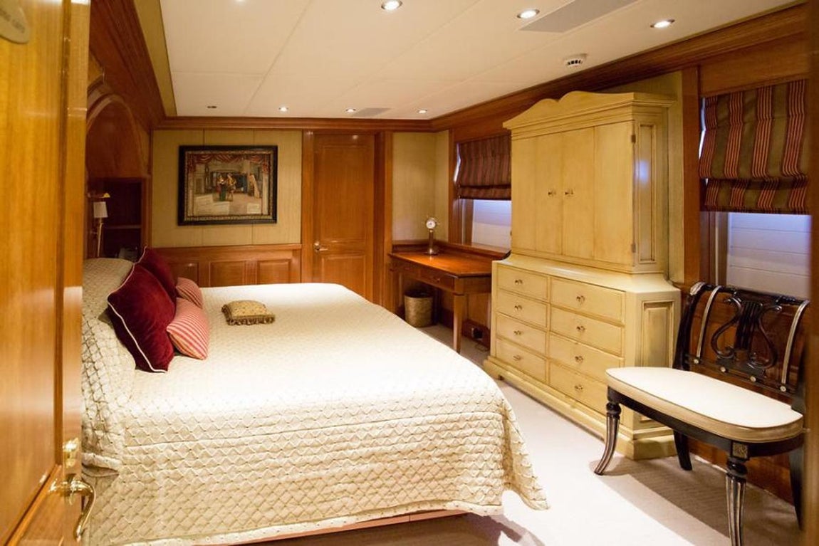 Lady Anastasia, el yate ruso que un marinero ucraniano intentó hundir. La decoración del resto de dormitorios se parece más a la de un hotel de lujo que a la de un barco.