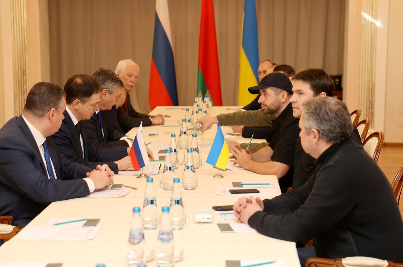 Reunión entre las delegaciones de Rusia y Ucrania en la frontera bielorrusa. 