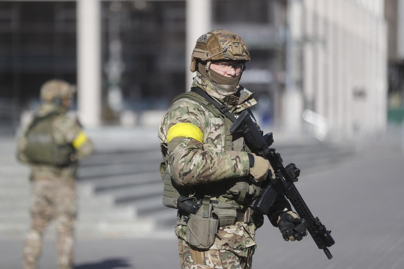 Soldados ucranianos custodian la ciudad de Kiev. 