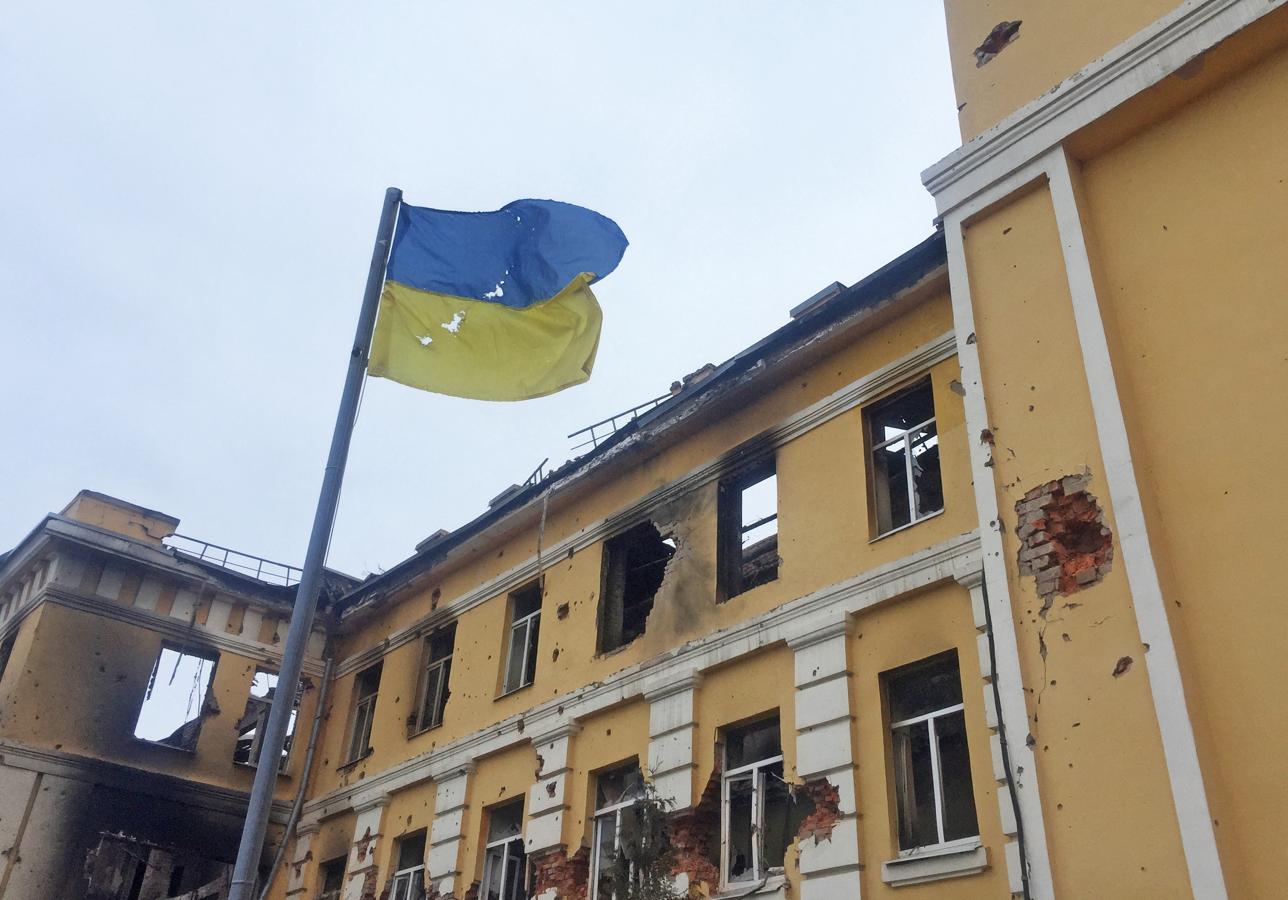 Una bandera ucraniana ondea un colegio atacado por los rusos en la ciudad de Járkov. 