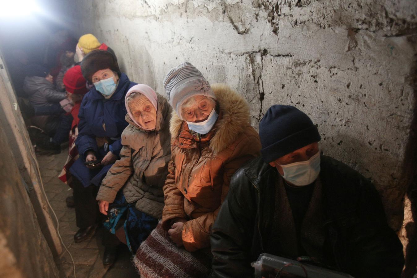 Varios residentes de Sievierodonetsk (Lugansk) permanecen ocultos en sus sótanos. 